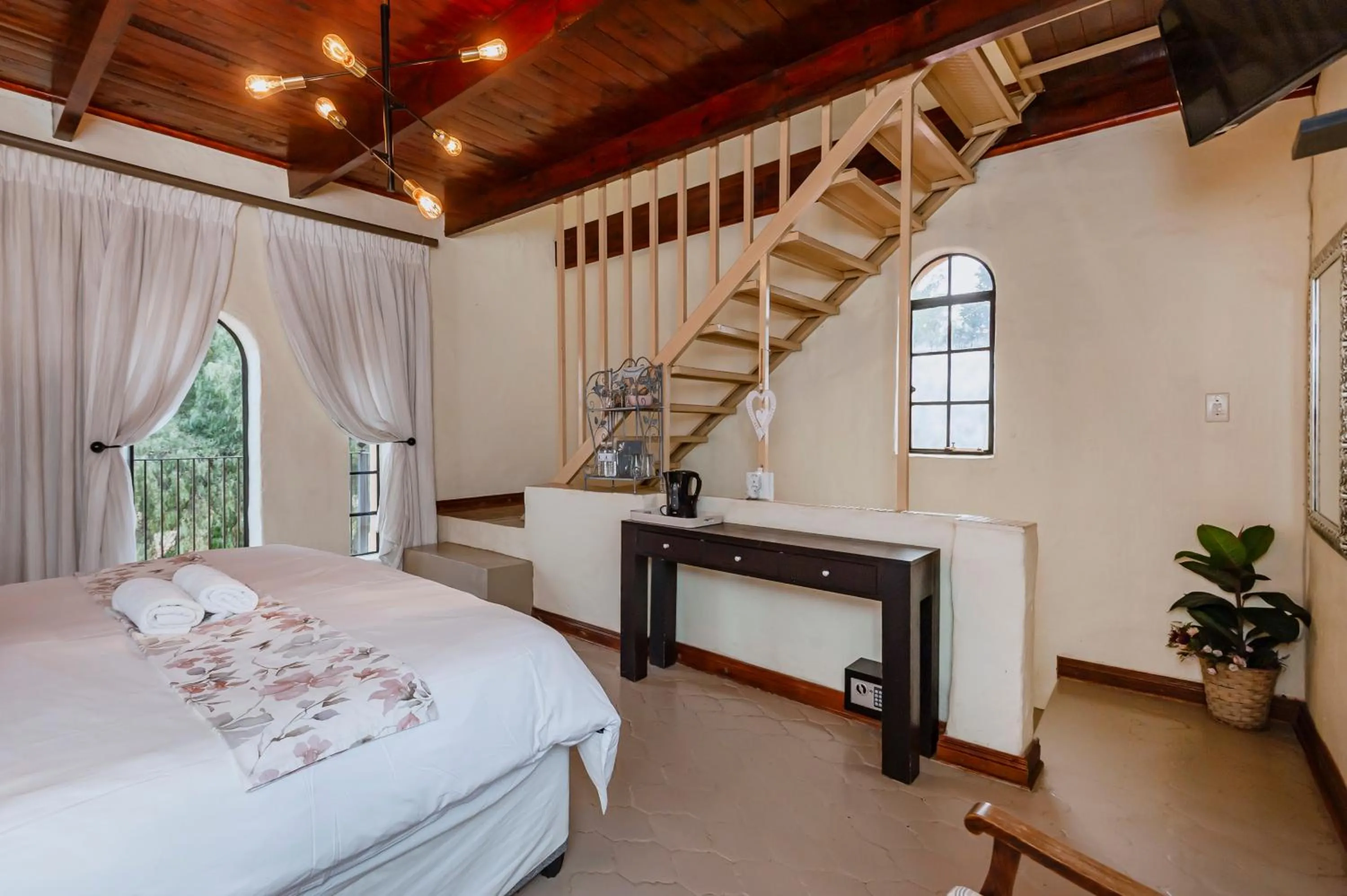 Bedroom, Bed in Airport Tower Lodge