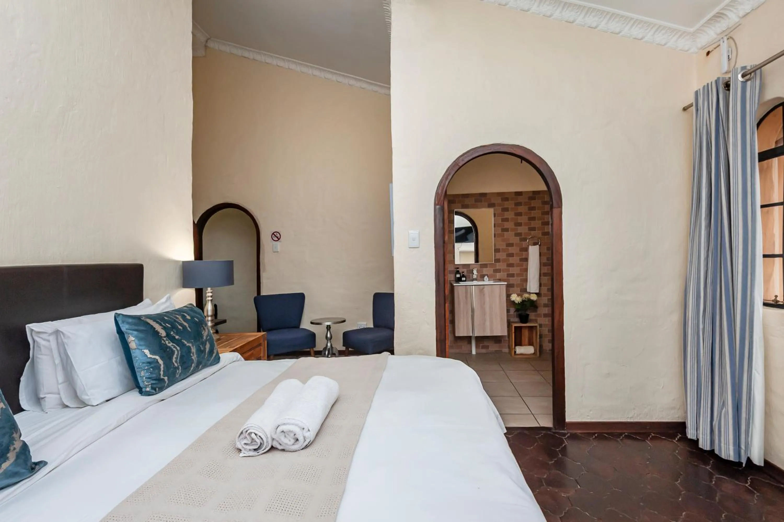 Photo of the whole room, Bed in Airport Tower Lodge