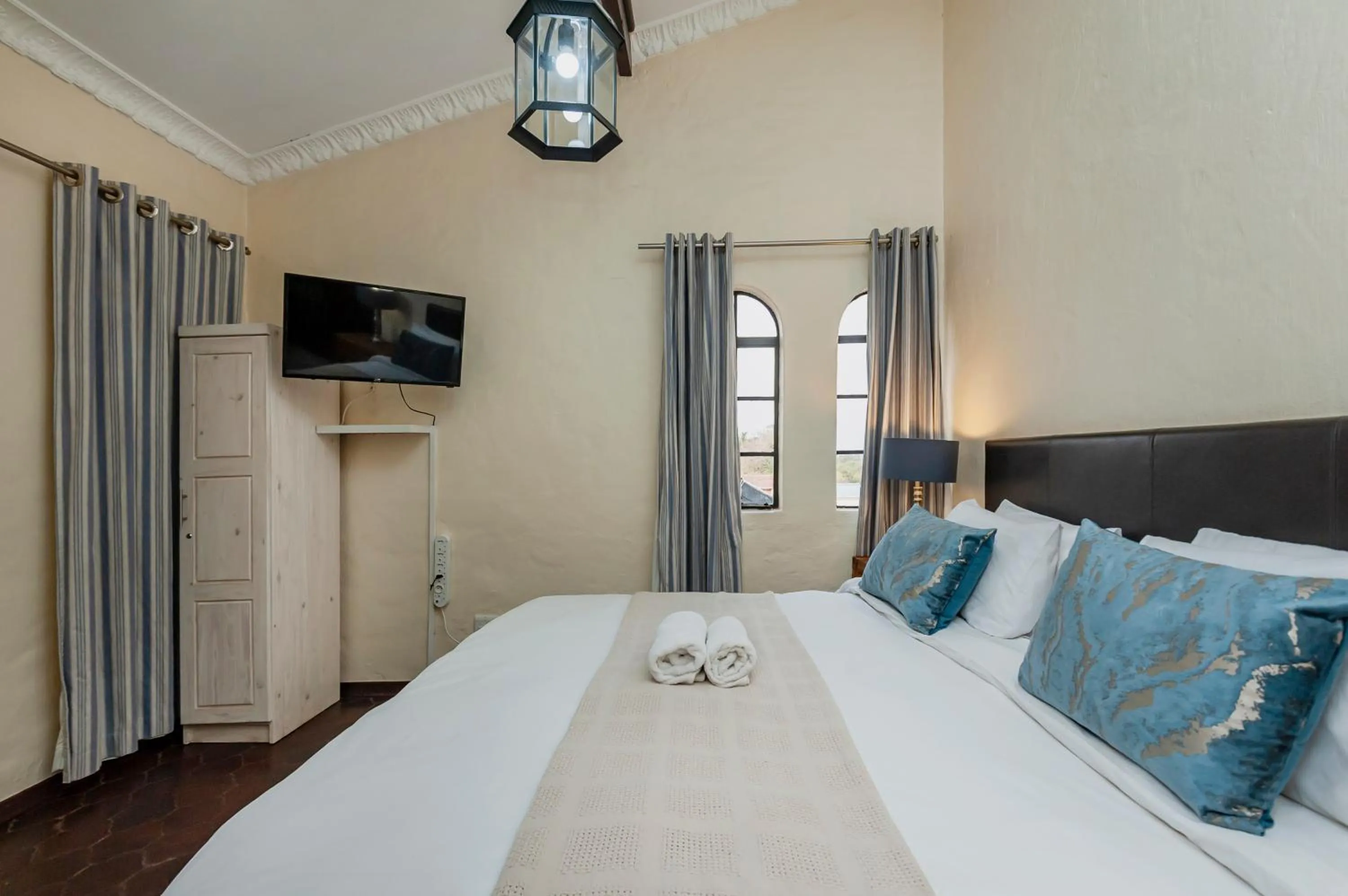 Photo of the whole room, Bed in Airport Tower Lodge