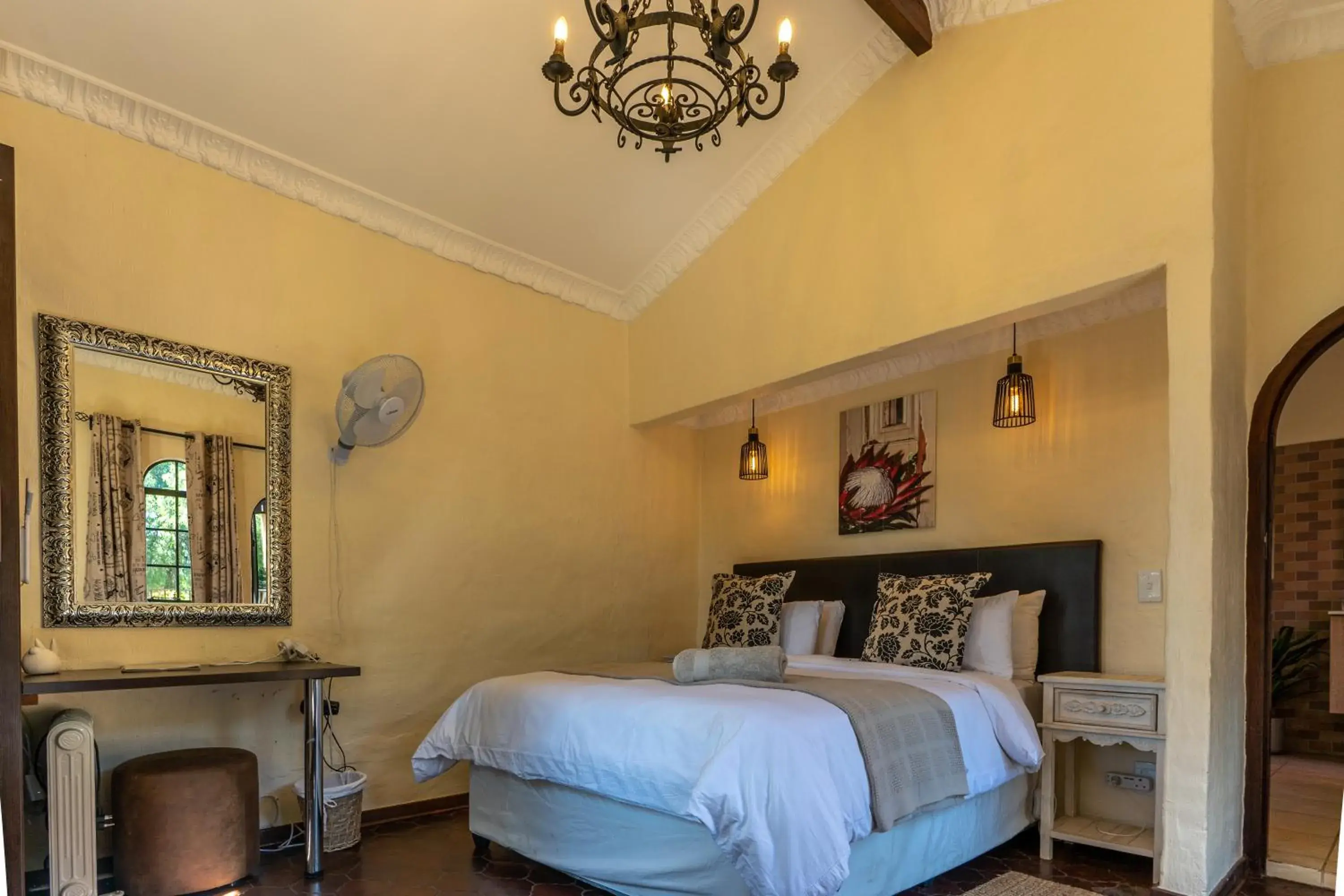 Queen Room with Pool View in Airport Tower Lodge Queen Room with Pool View in Airport Tower Lodge