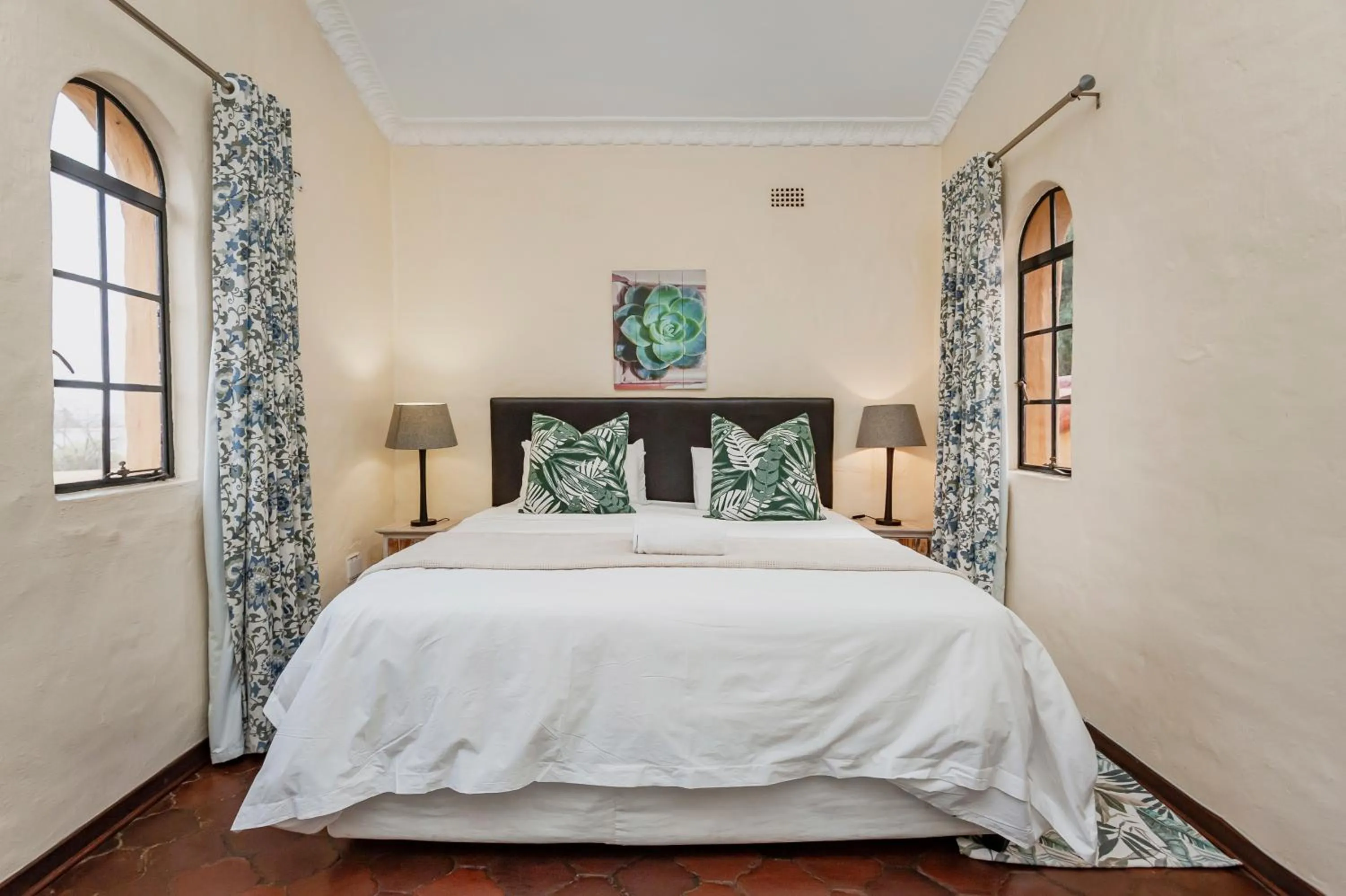 Photo of the whole room, Bed in Airport Tower Lodge