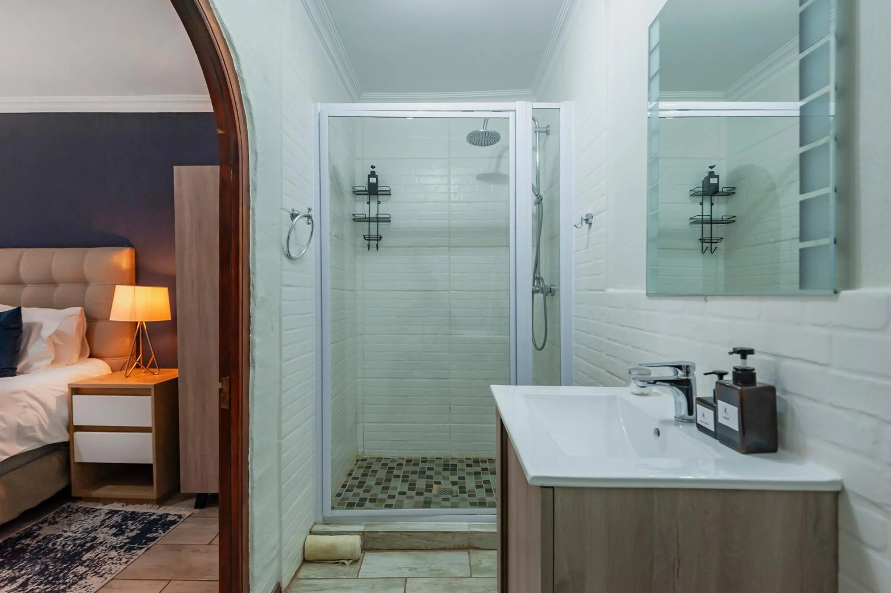 Bathroom, Bed in Airport Tower Lodge