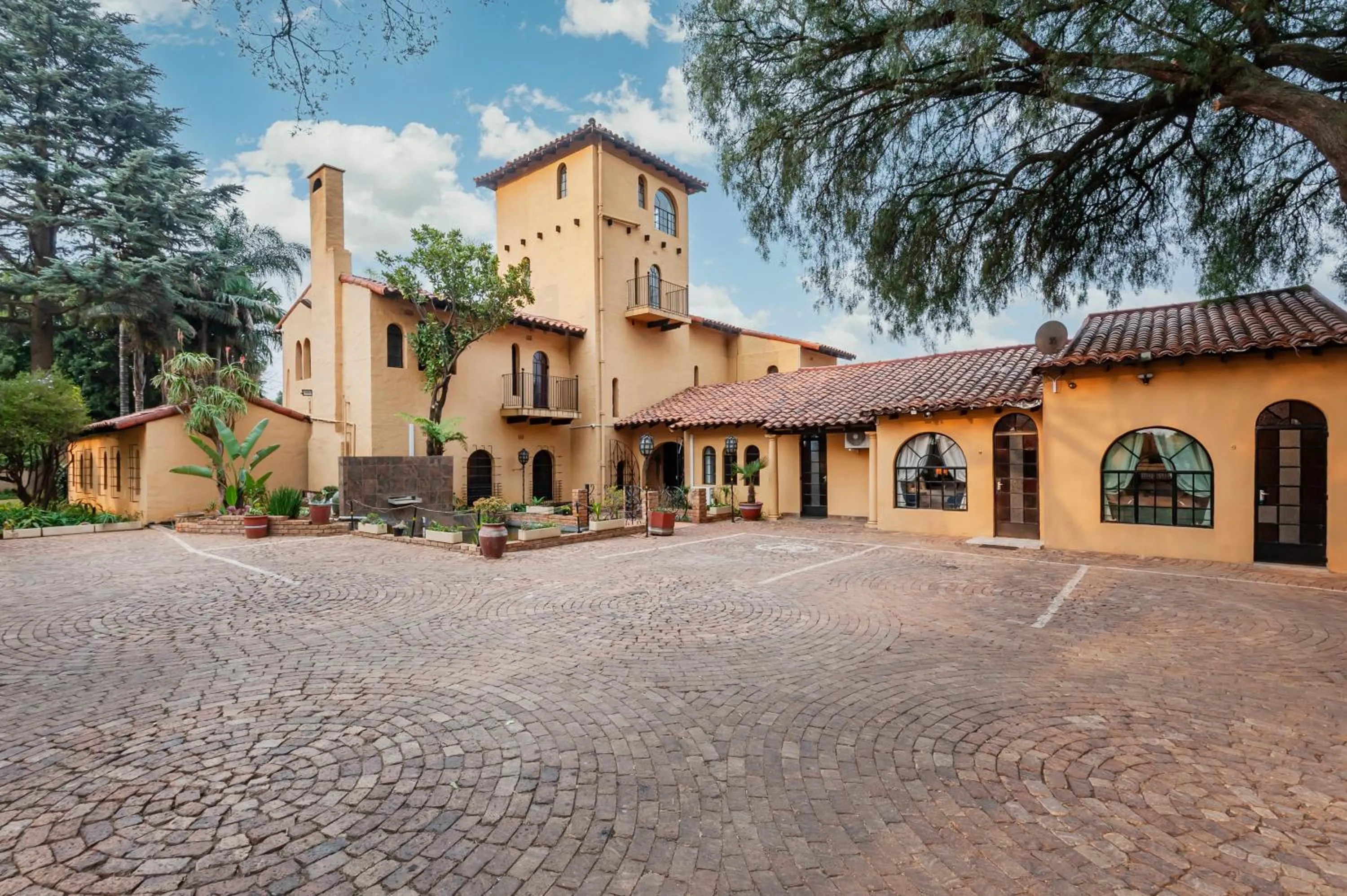 Property building in Airport Tower Lodge