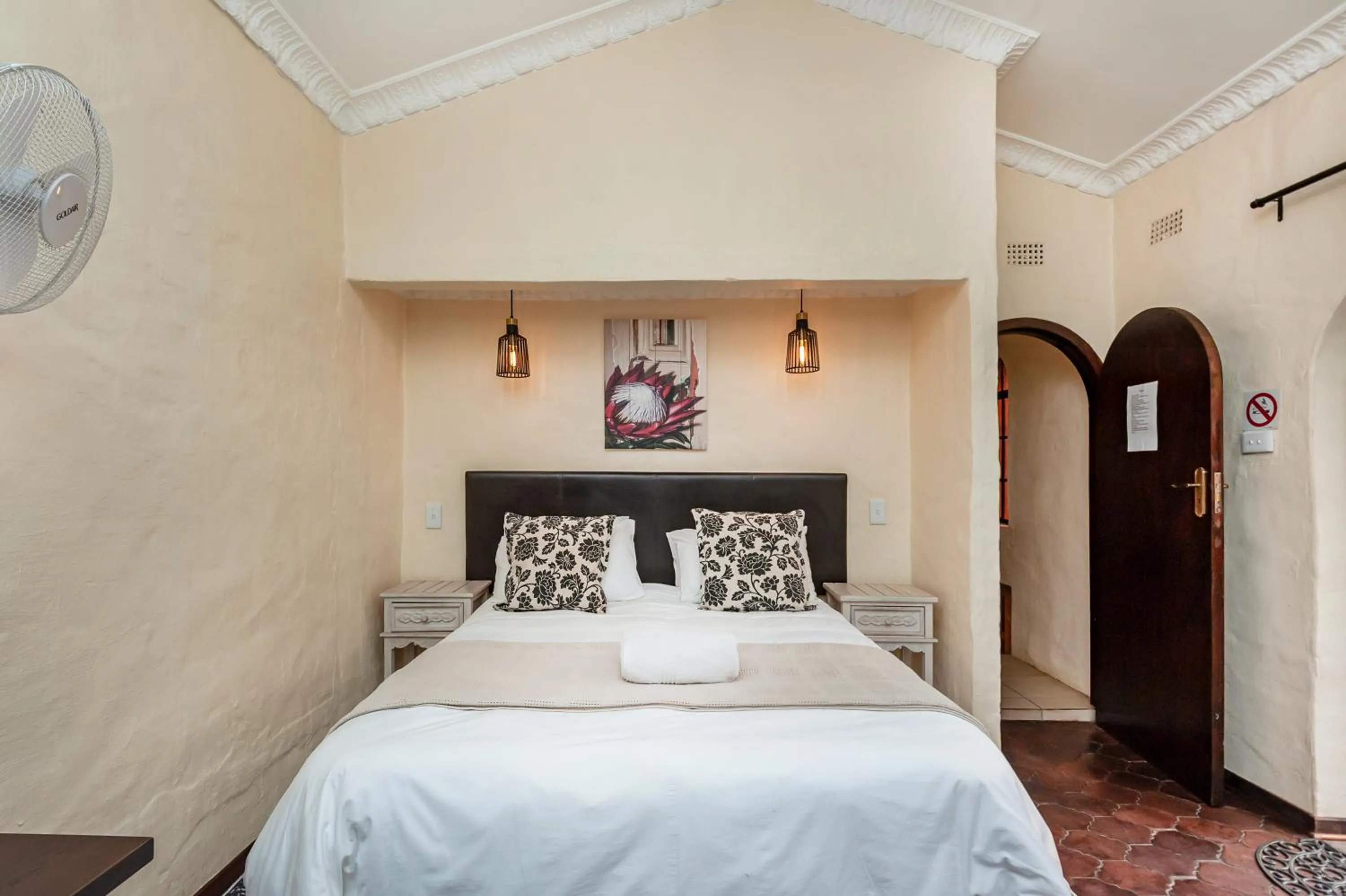 Bedroom, Bed in Airport Tower Lodge