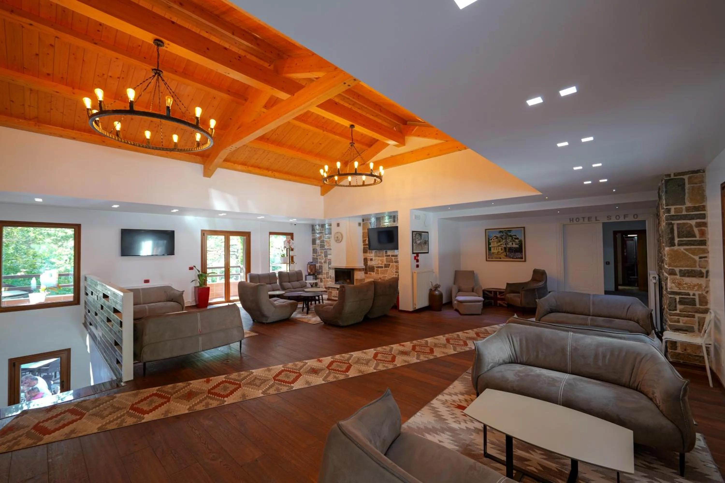 Communal lounge/ TV room in Hotel Sofo