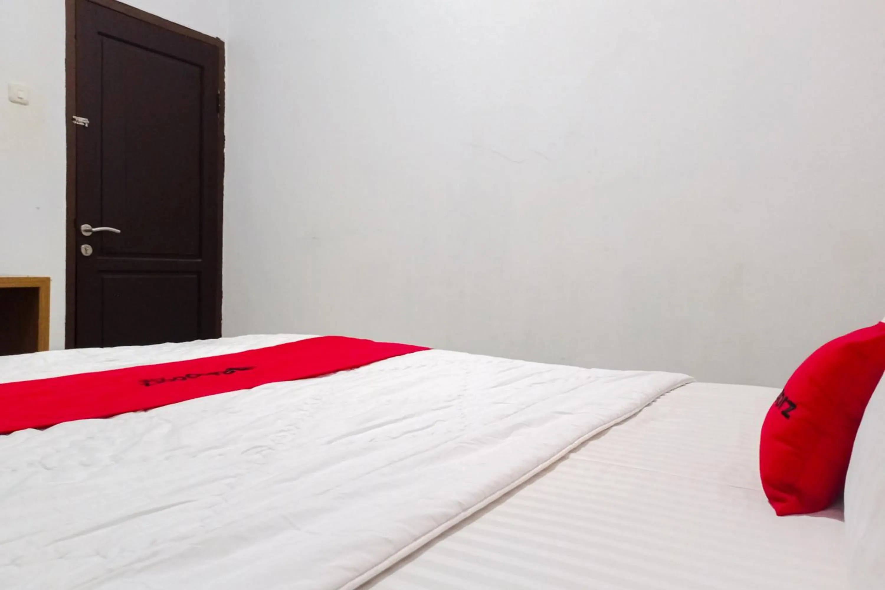 Bedroom in RedDoorz Syariah at Kiapma Hotel