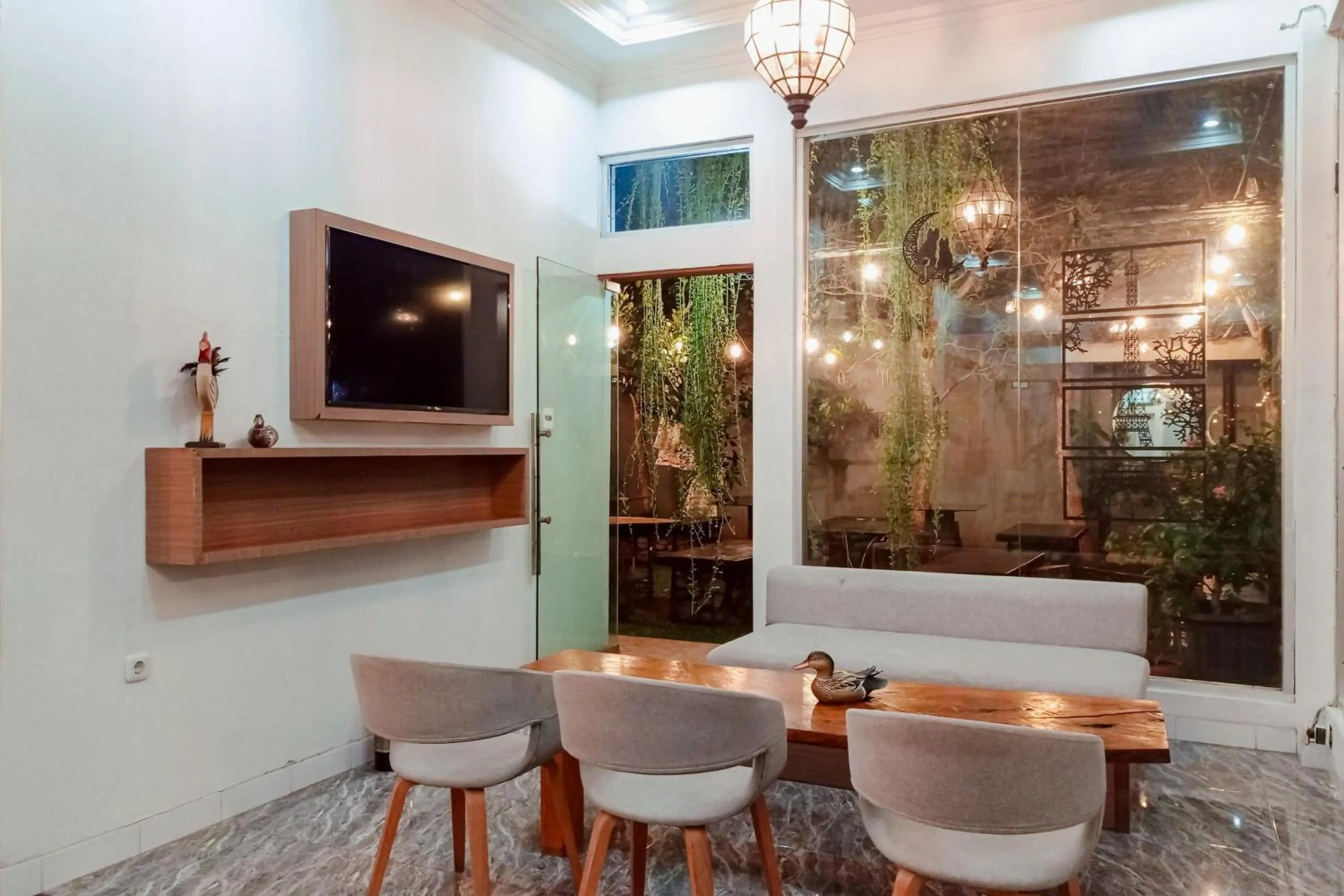 Lobby or reception in RedDoorz Syariah at Kiapma Hotel