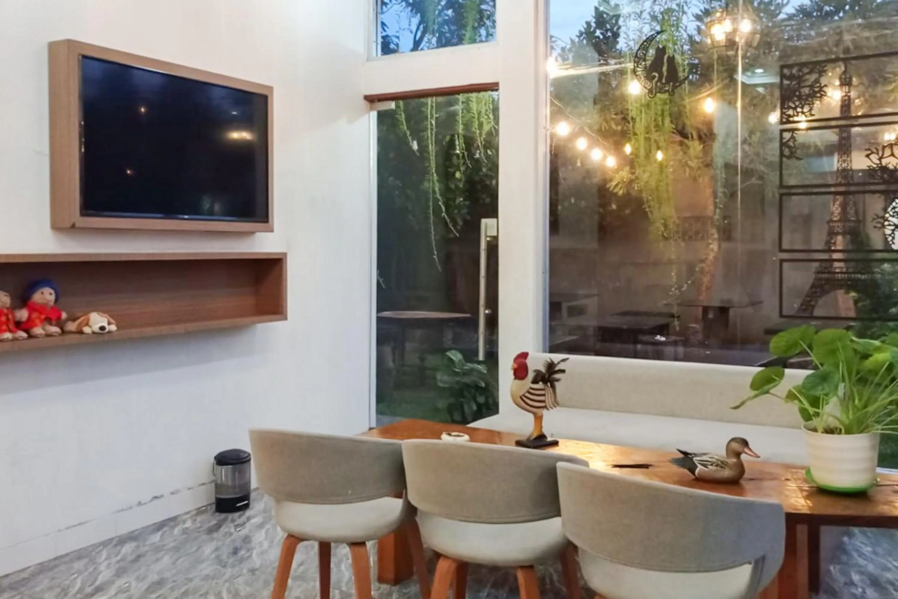 Lobby or reception in RedDoorz Syariah at Kiapma Hotel