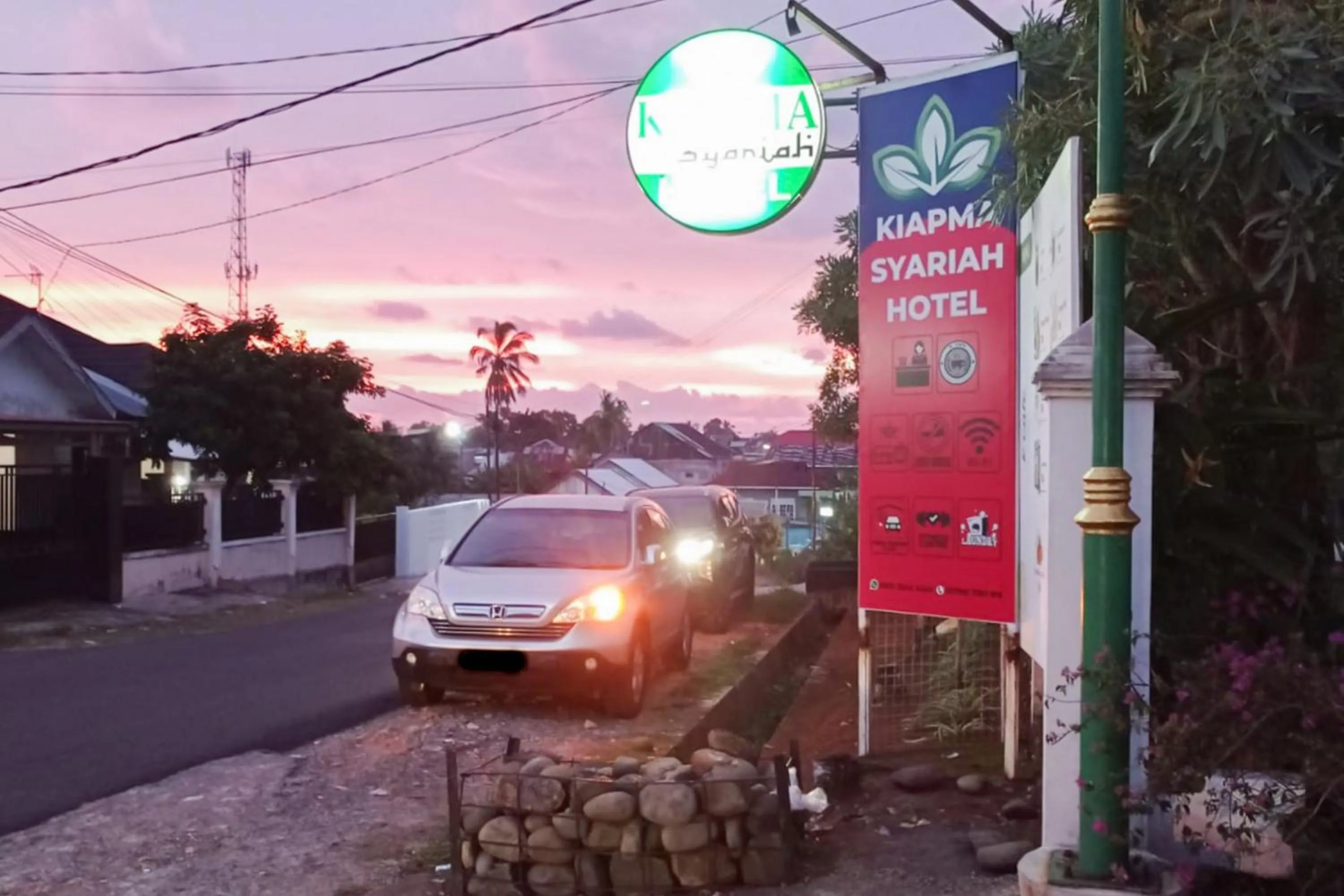 Property logo or sign in RedDoorz Syariah at Kiapma Hotel