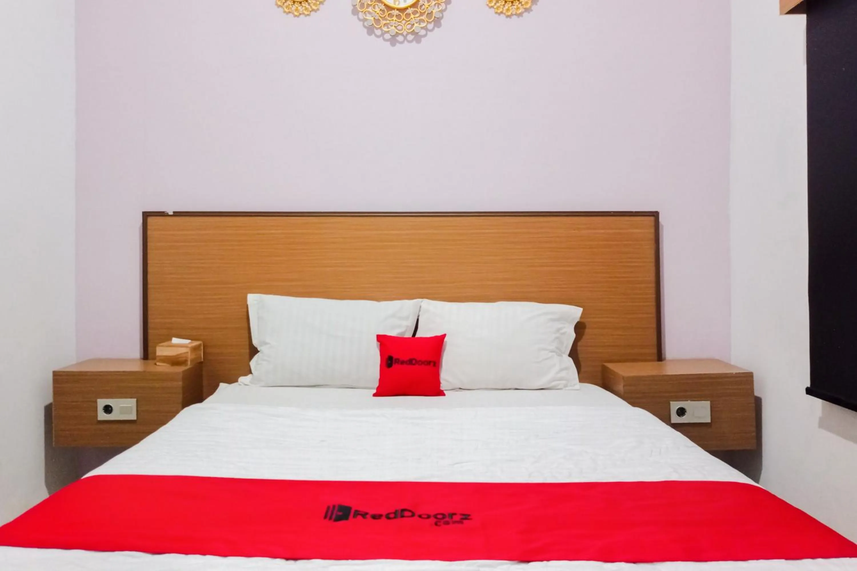 Bedroom in RedDoorz Syariah at Kiapma Hotel