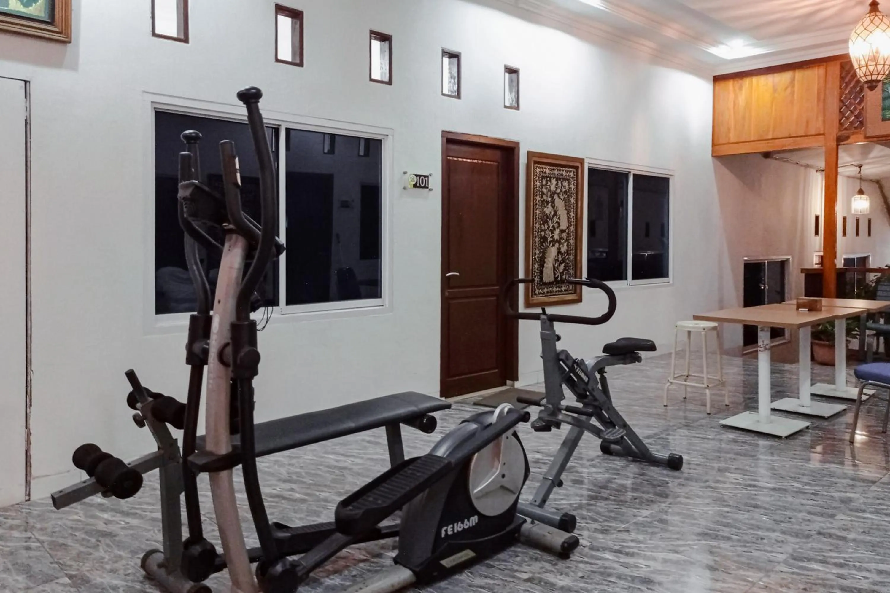 Fitness centre/facilities in RedDoorz Syariah at Kiapma Hotel