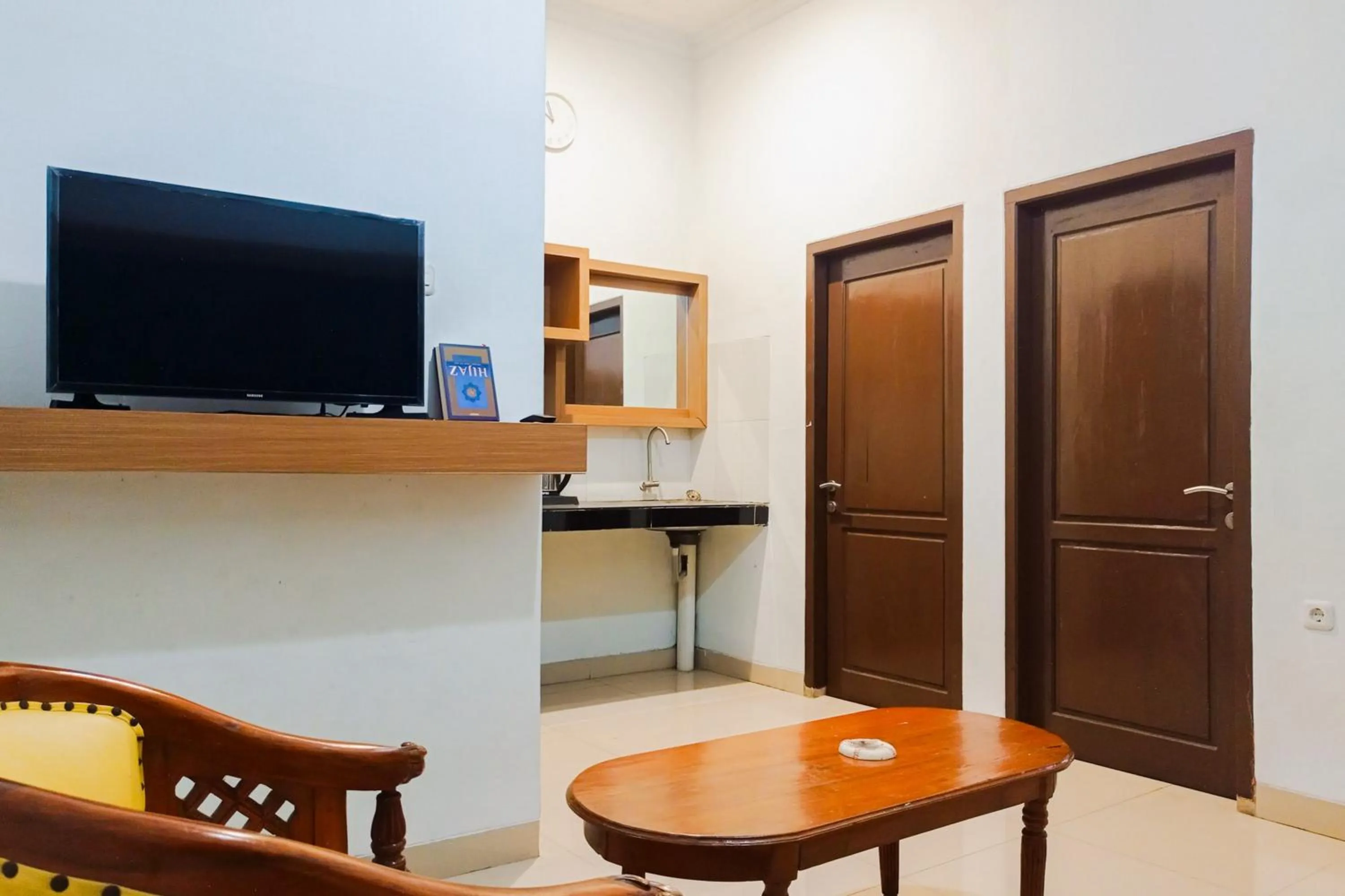 Bedroom in RedDoorz Syariah at Kiapma Hotel