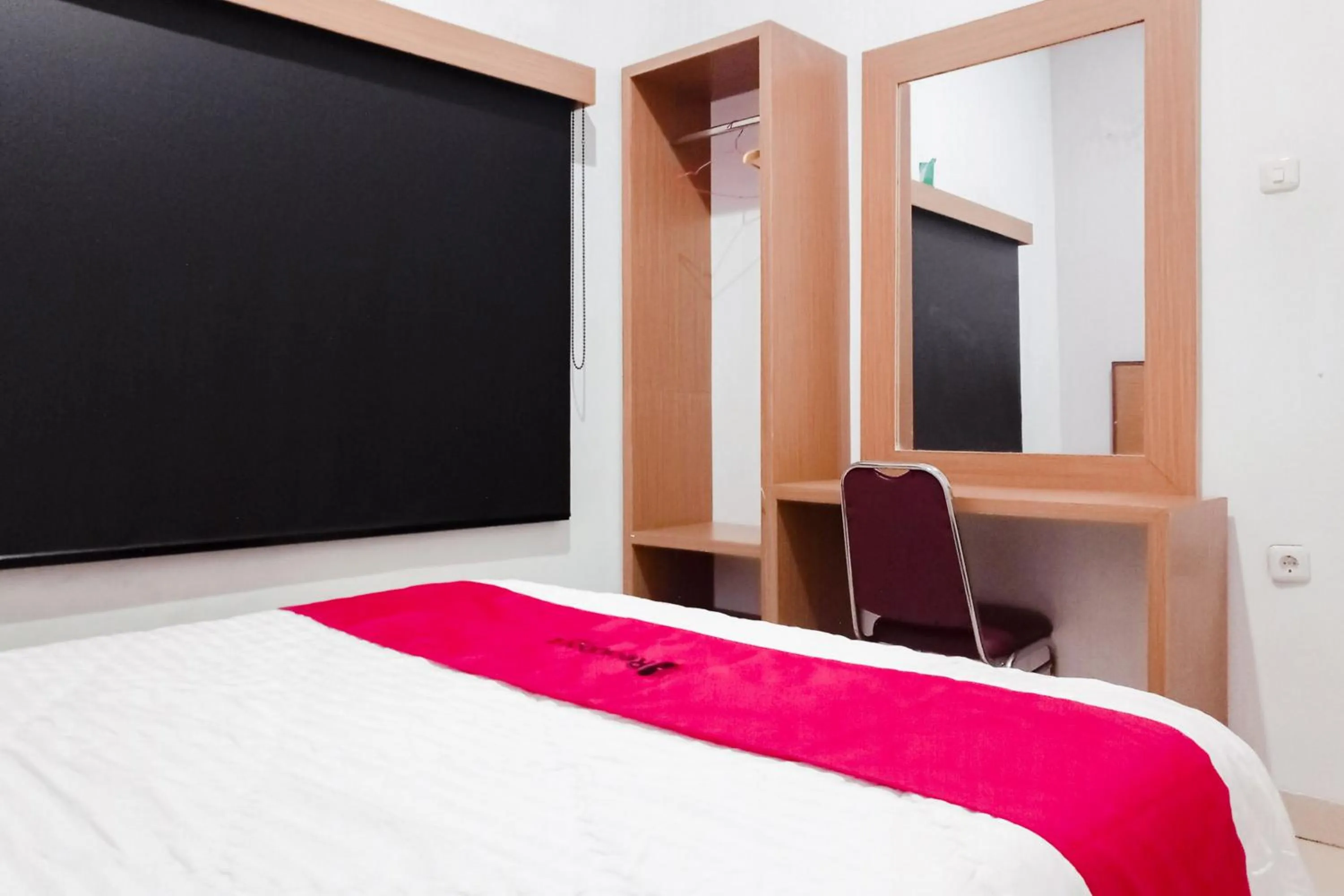 Bedroom in RedDoorz Syariah at Kiapma Hotel