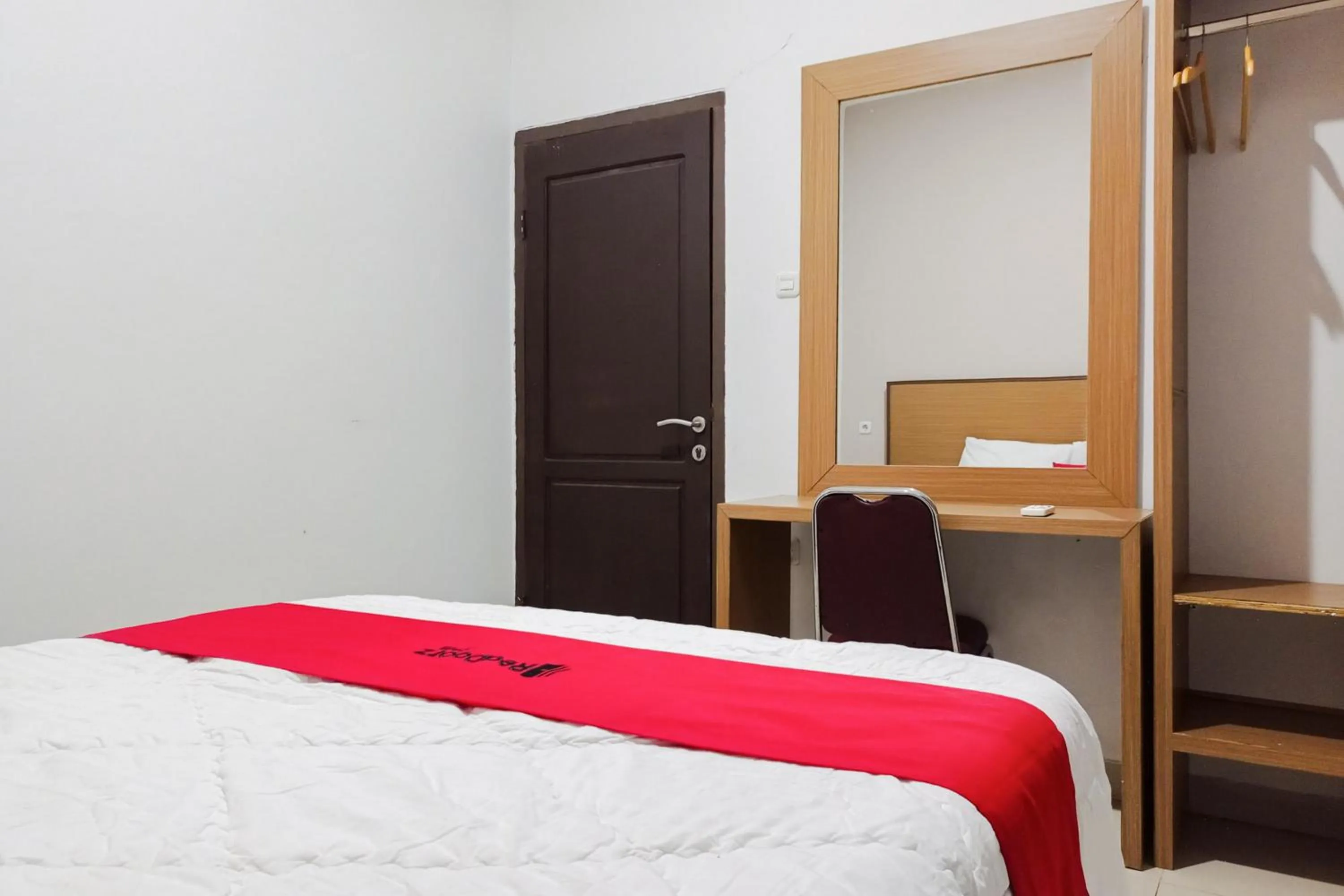 Bedroom in RedDoorz Syariah at Kiapma Hotel