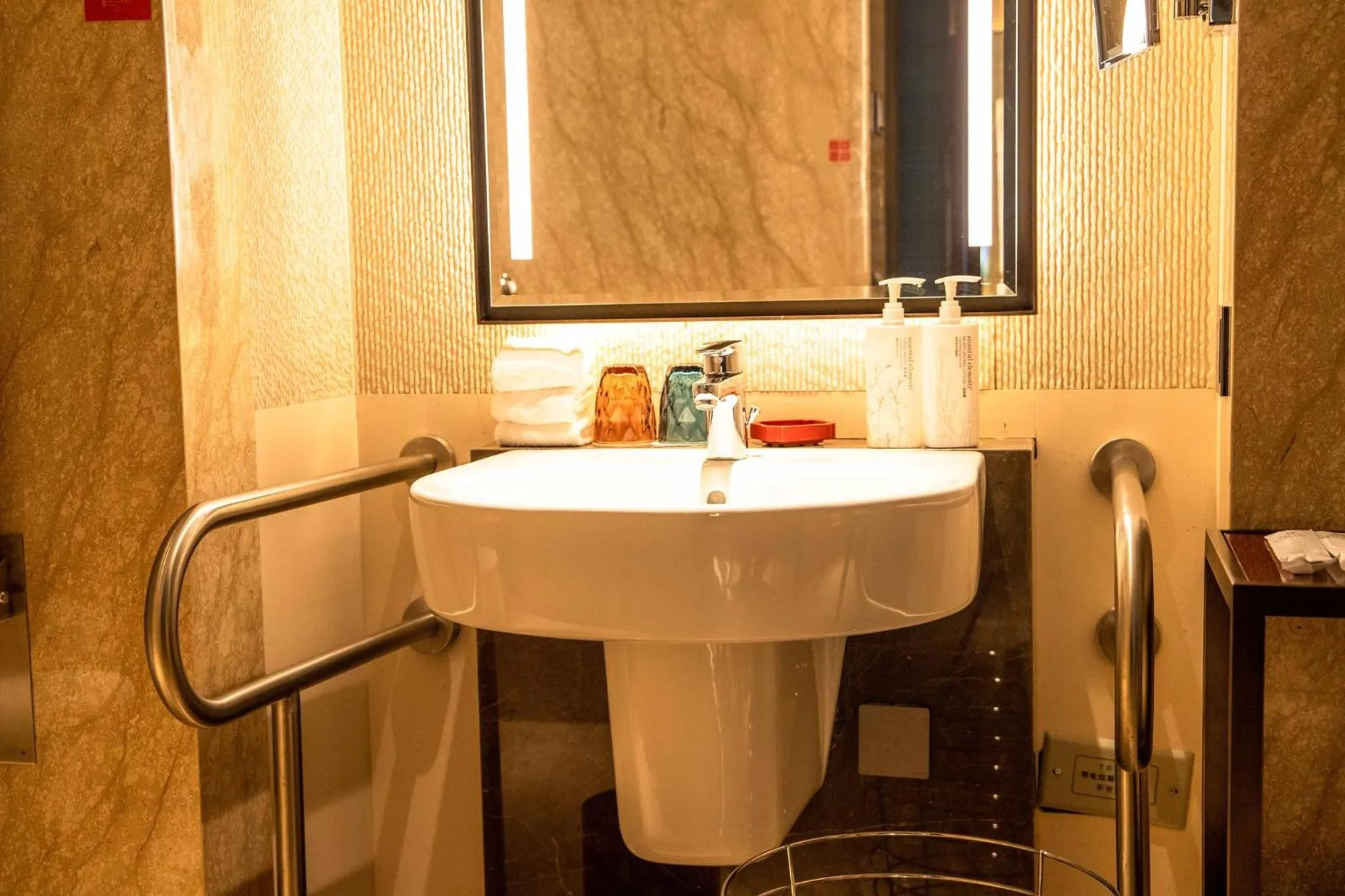 Photo of the whole room in HUALUXE Beijing Xinan