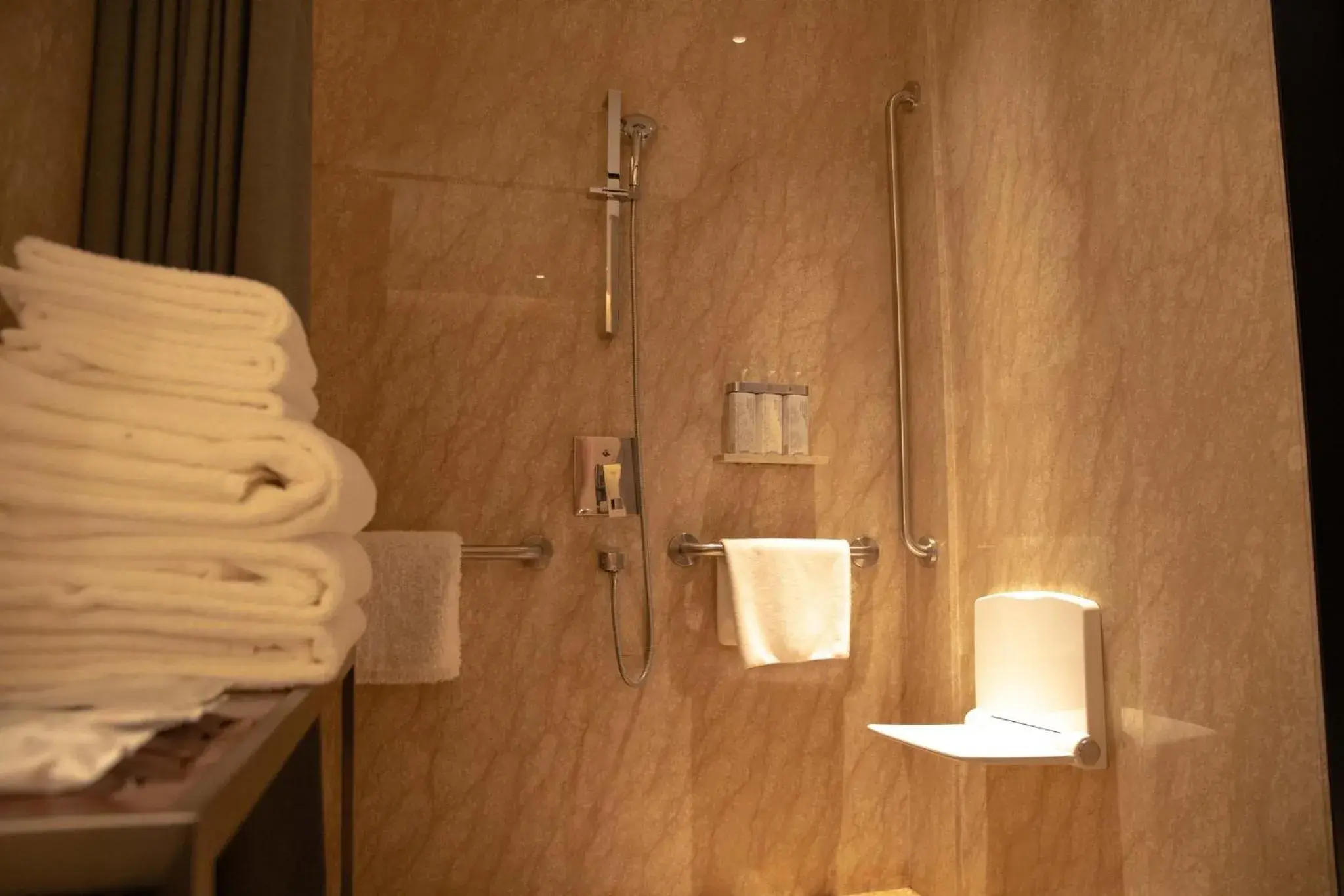 Standard King Room - Disability Access in HUALUXE Beijing Xinan Standard King Room - Disability Access in HUALUXE Beijing Xinan