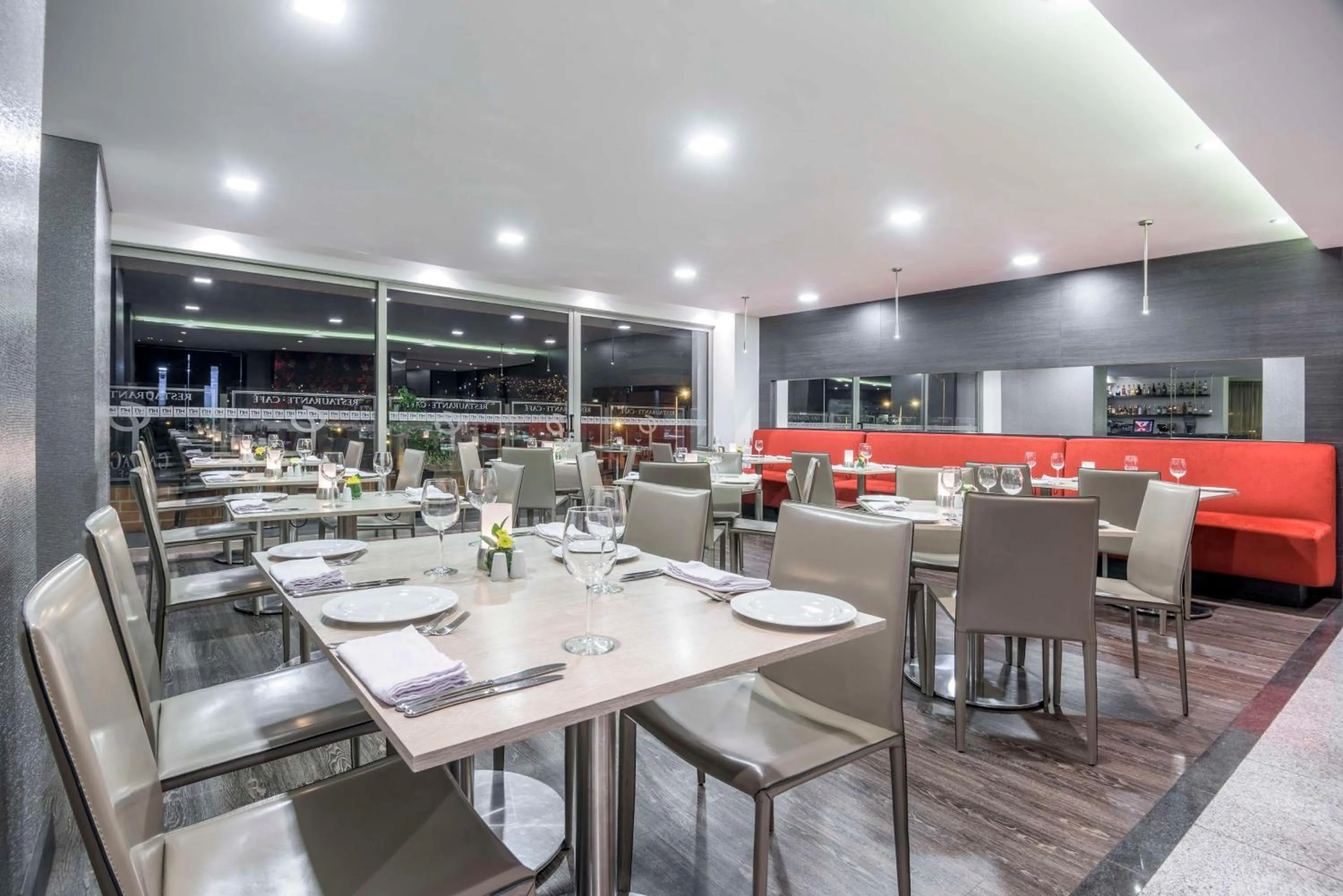 Restaurant/places to eat in NH Bogota Urban 26 Royal