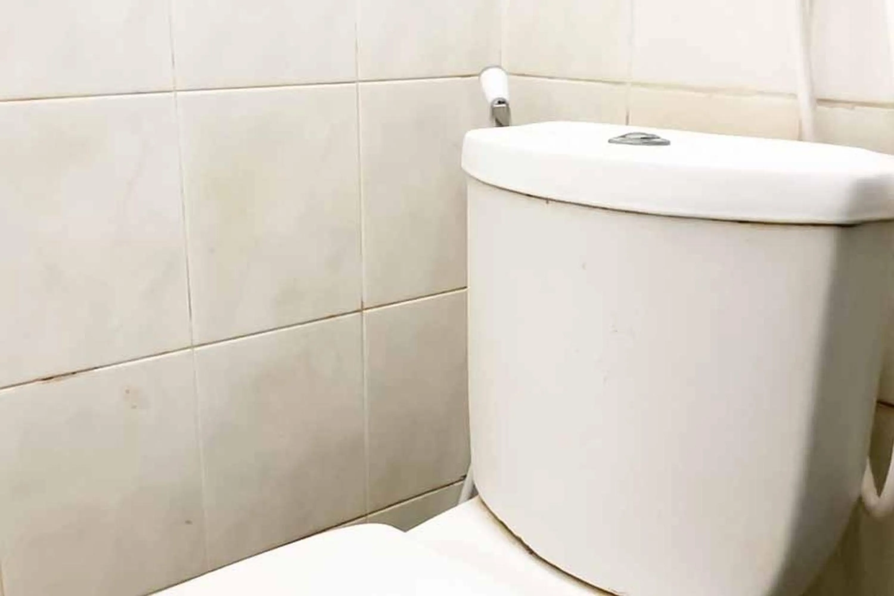 Bathroom in SAS Guest House Mitra RedDoorz At Darmo Park 2 Surabaya