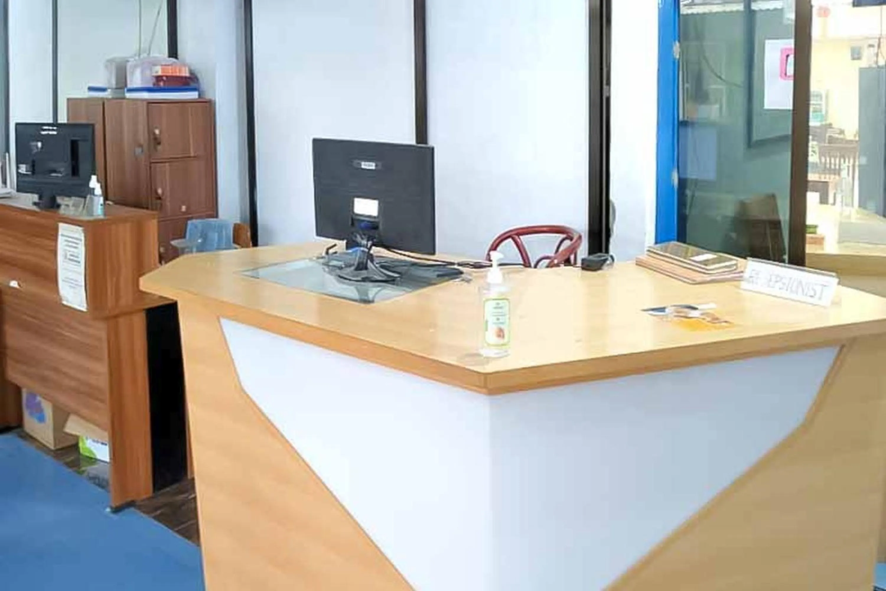 Lobby or reception in SAS Guest House Mitra RedDoorz At Darmo Park 2 Surabaya