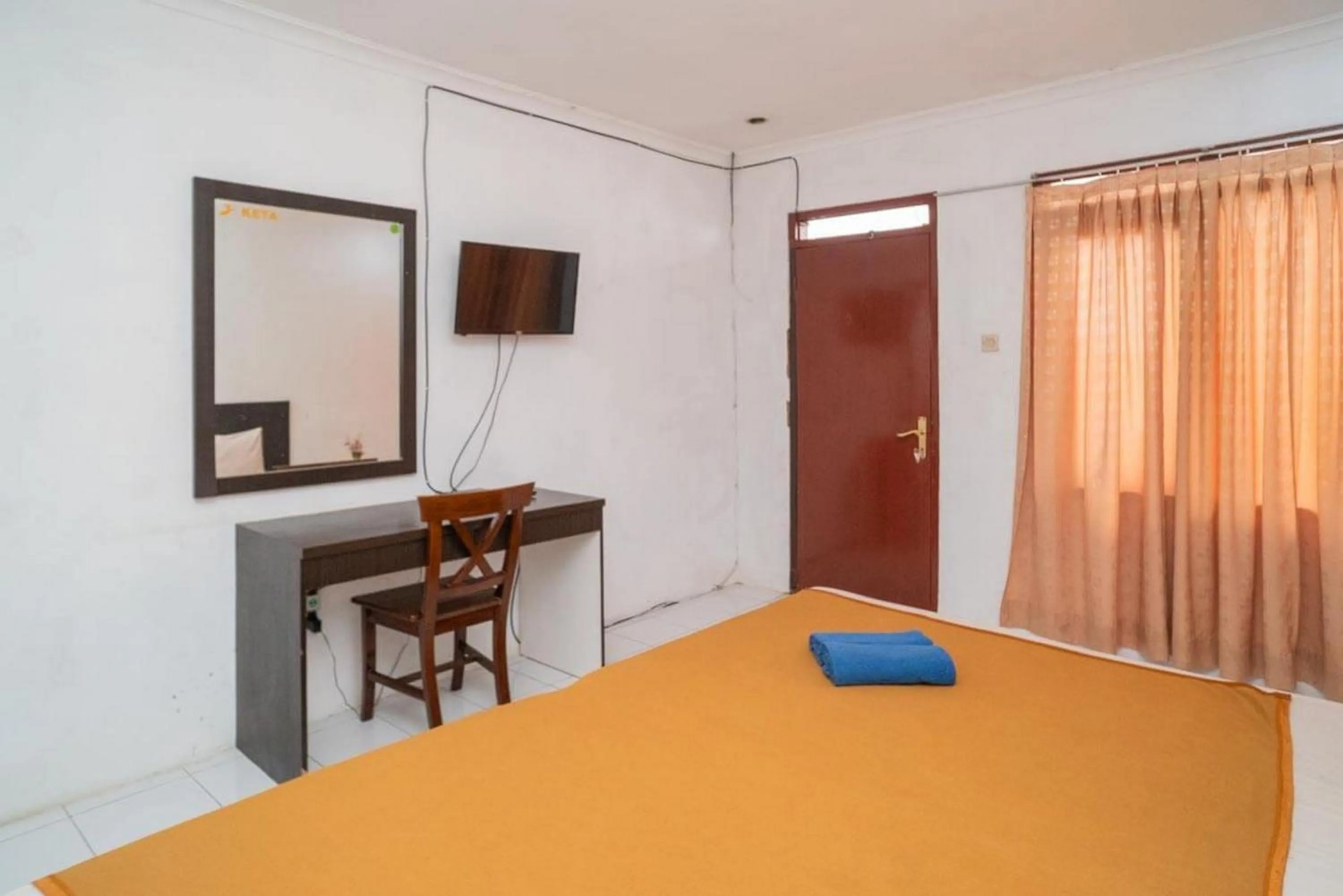 Bedroom, Bed in Burangrang Village Mitra RedDoorz