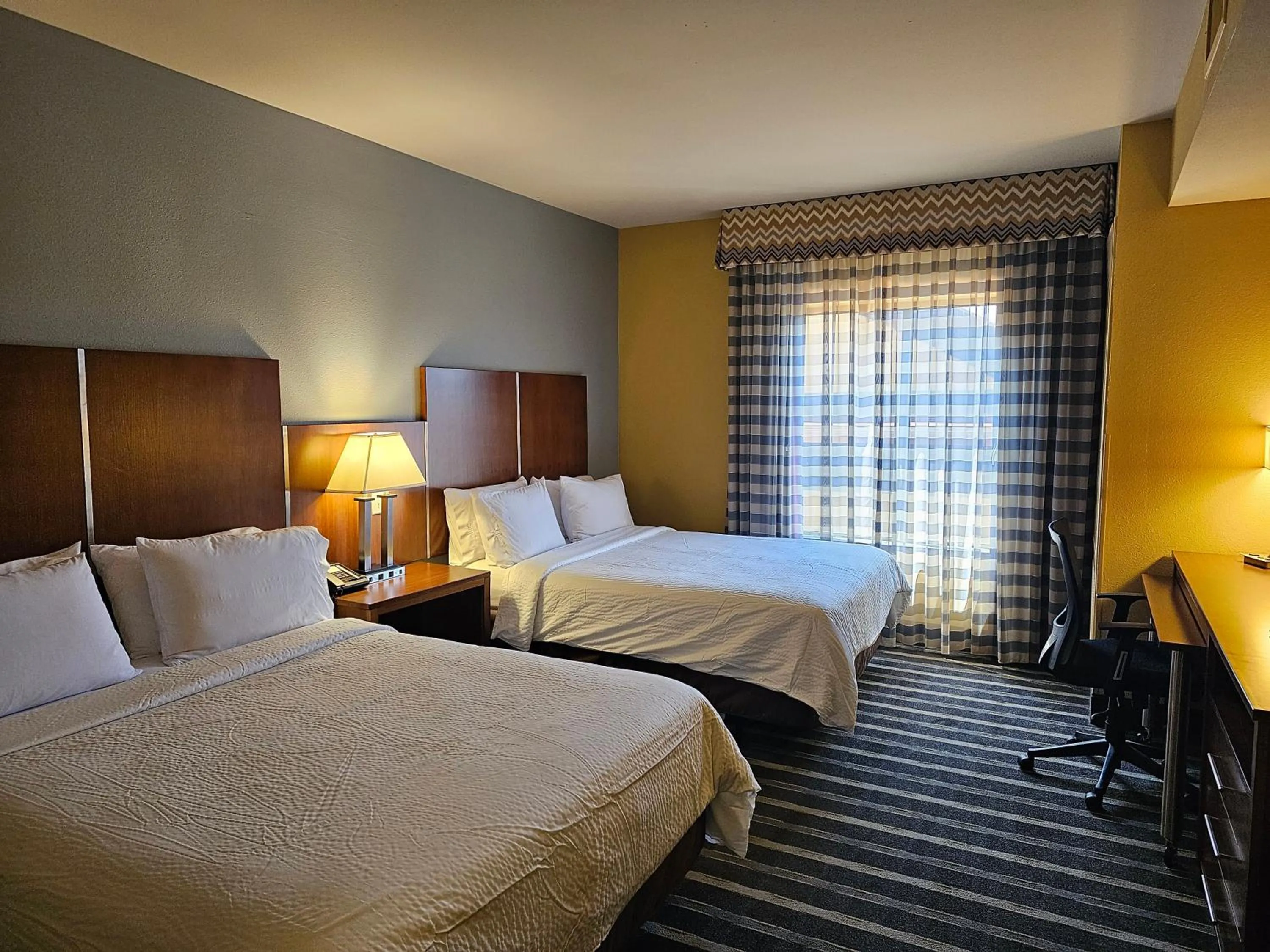 Photo of the whole room, Bed in Holiday Inn Express & Suites Perry-National Fairground Area by IHG