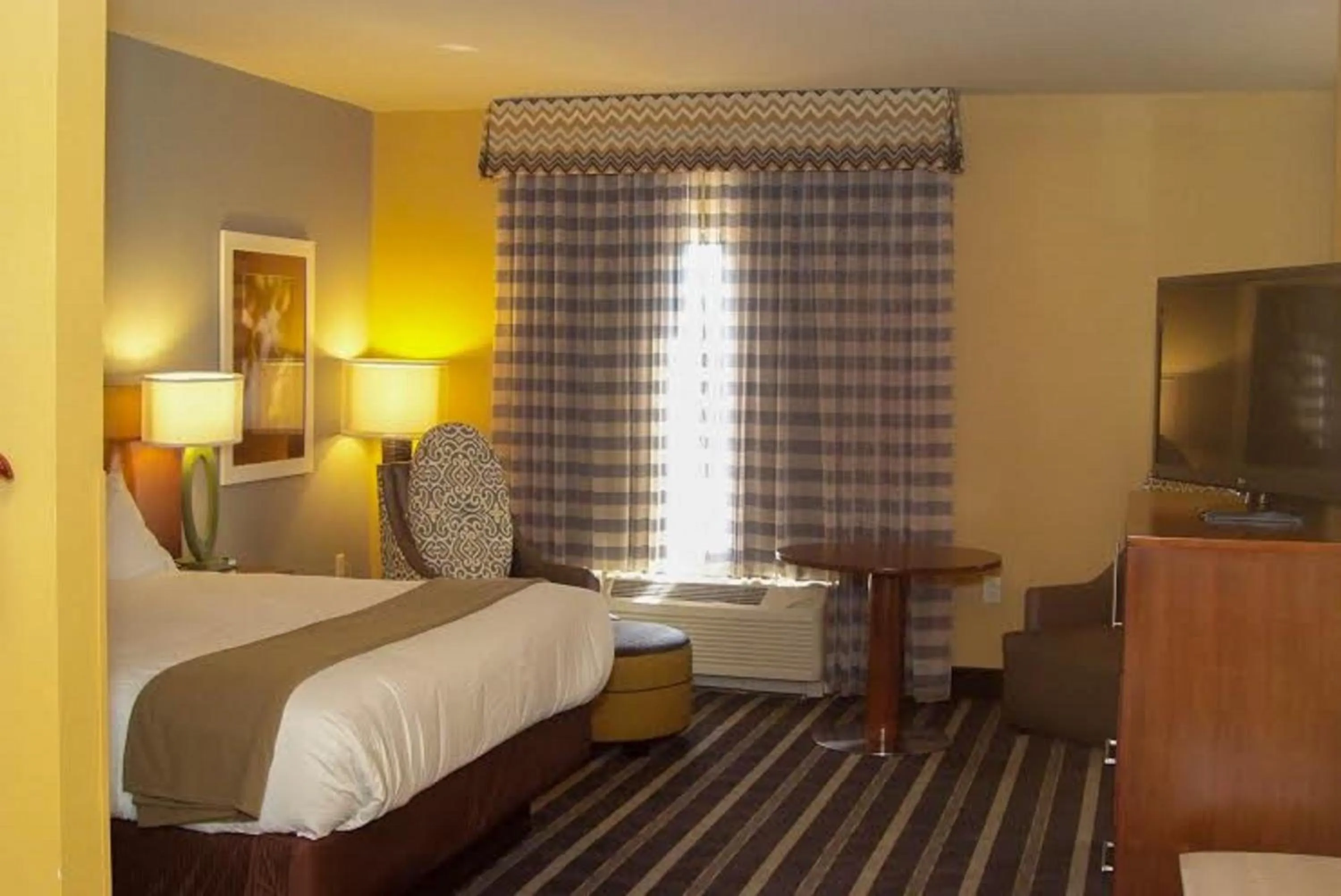 Photo of the whole room, Bed in Holiday Inn Express & Suites Perry-National Fairground Area by IHG
