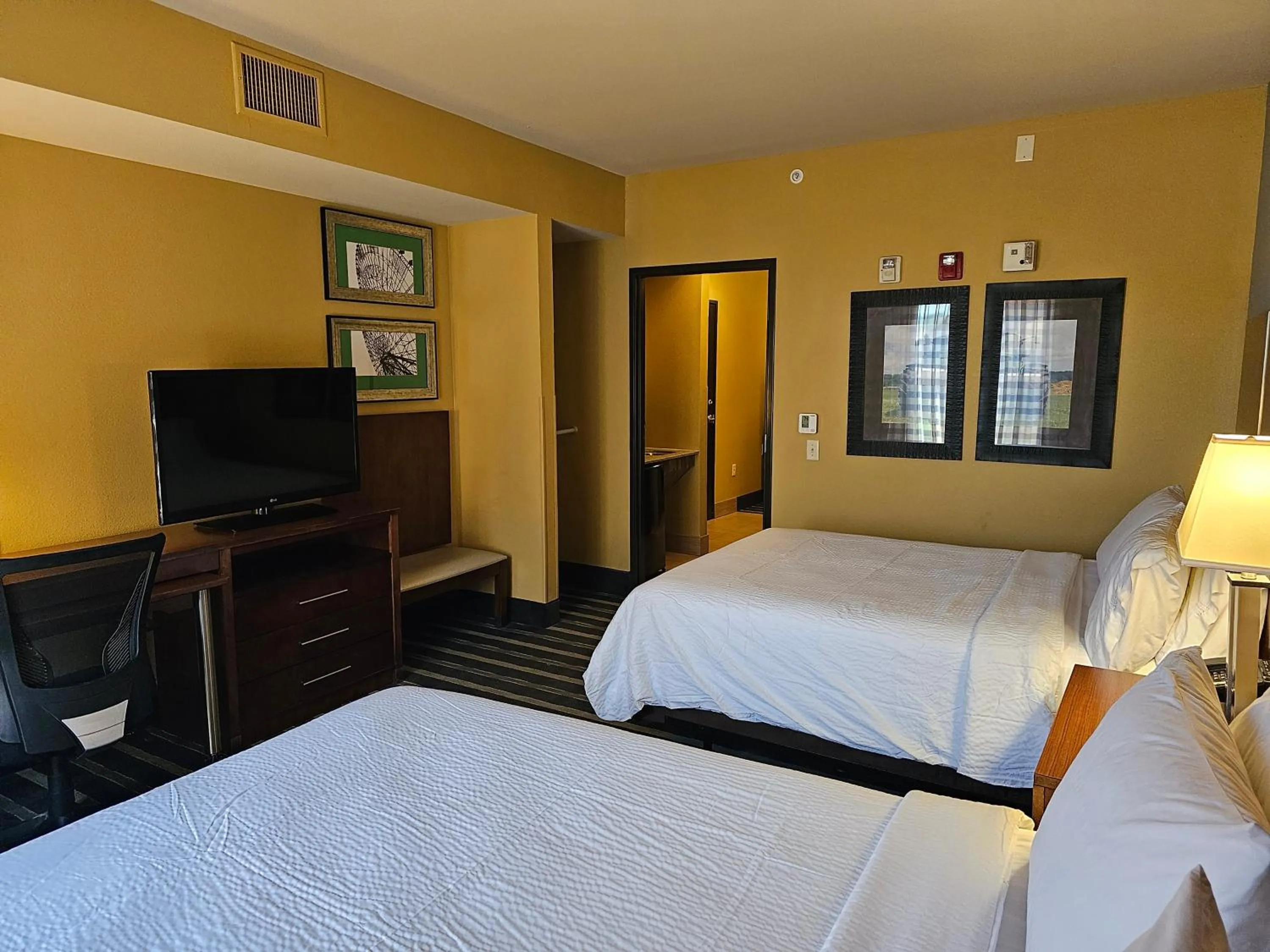 Photo of the whole room, Bed in Holiday Inn Express & Suites Perry-National Fairground Area by IHG