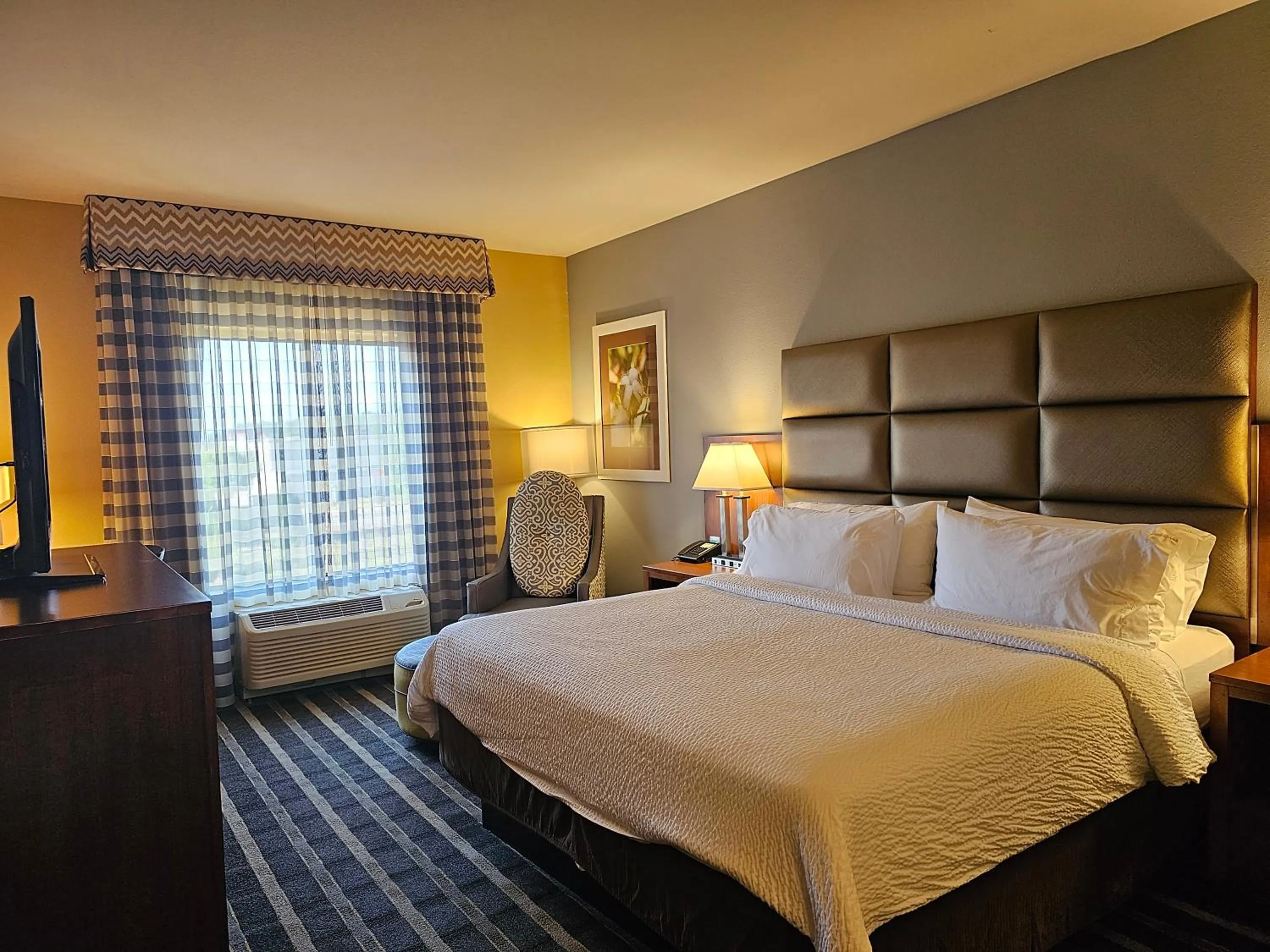Bed in Holiday Inn Express & Suites Perry-National Fairground Area by IHG