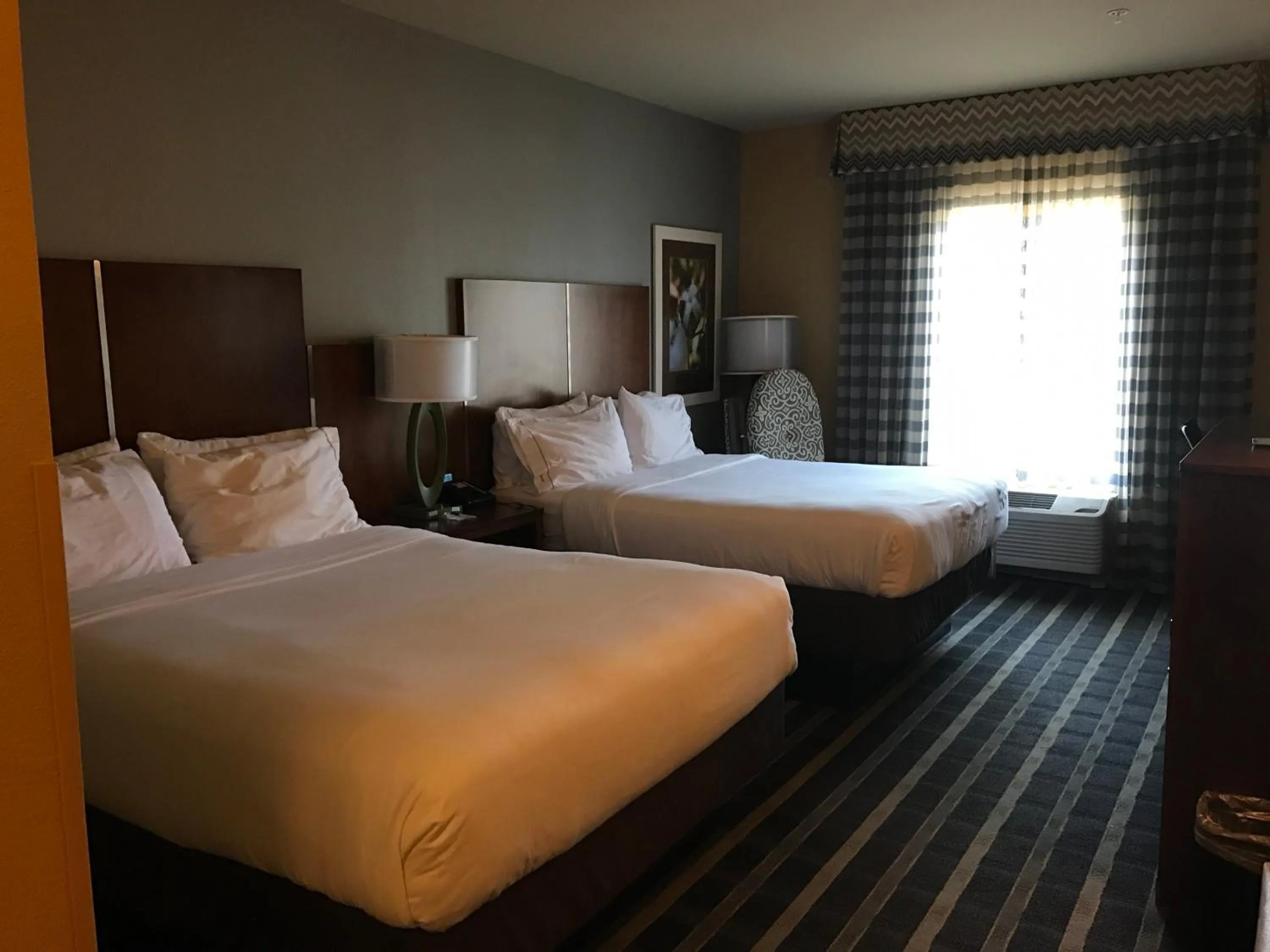 Photo of the whole room, Bed in Holiday Inn Express & Suites Perry-National Fairground Area by IHG