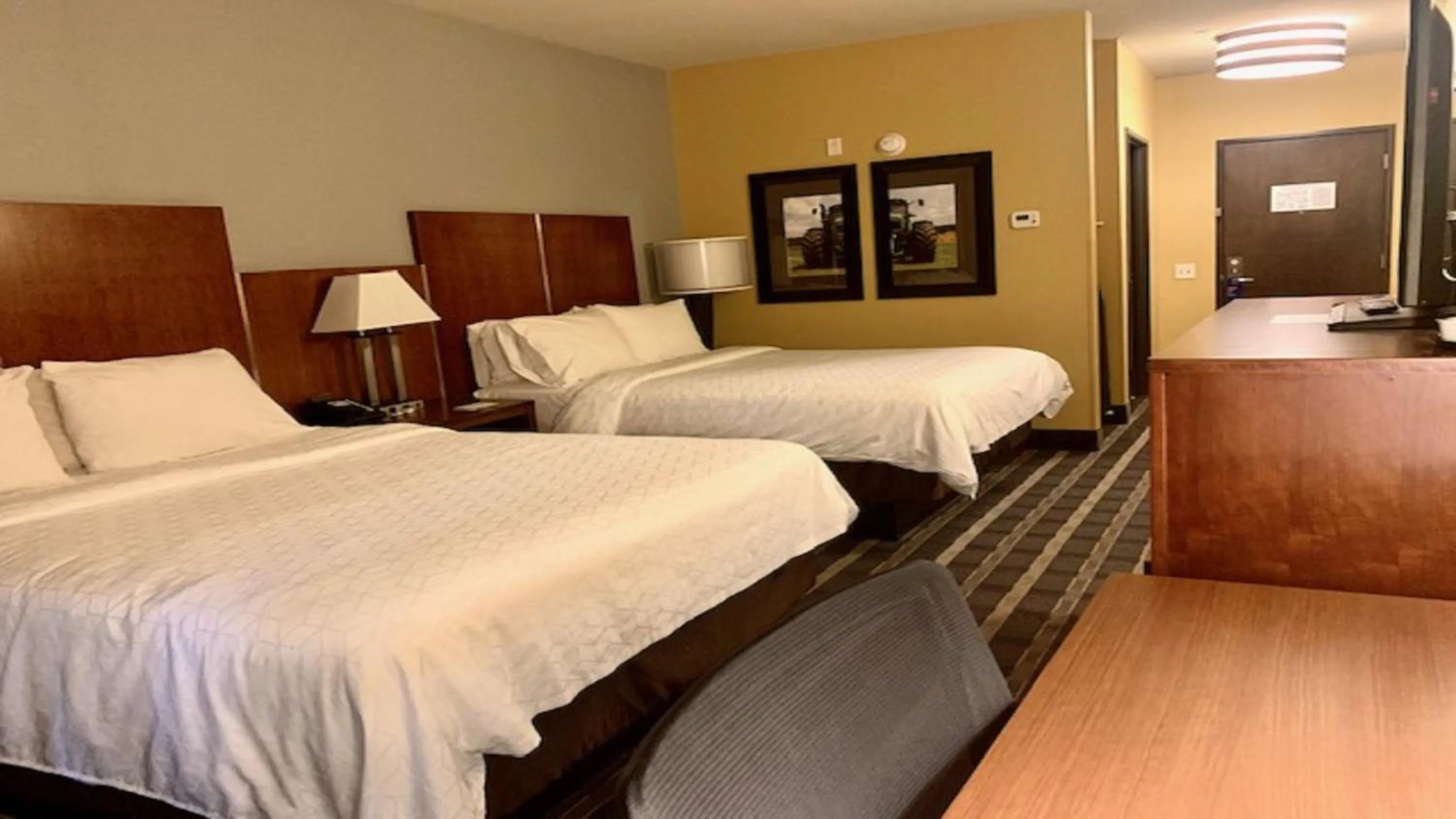 Photo of the whole room, Bed in Holiday Inn Express & Suites Perry-National Fairground Area by IHG