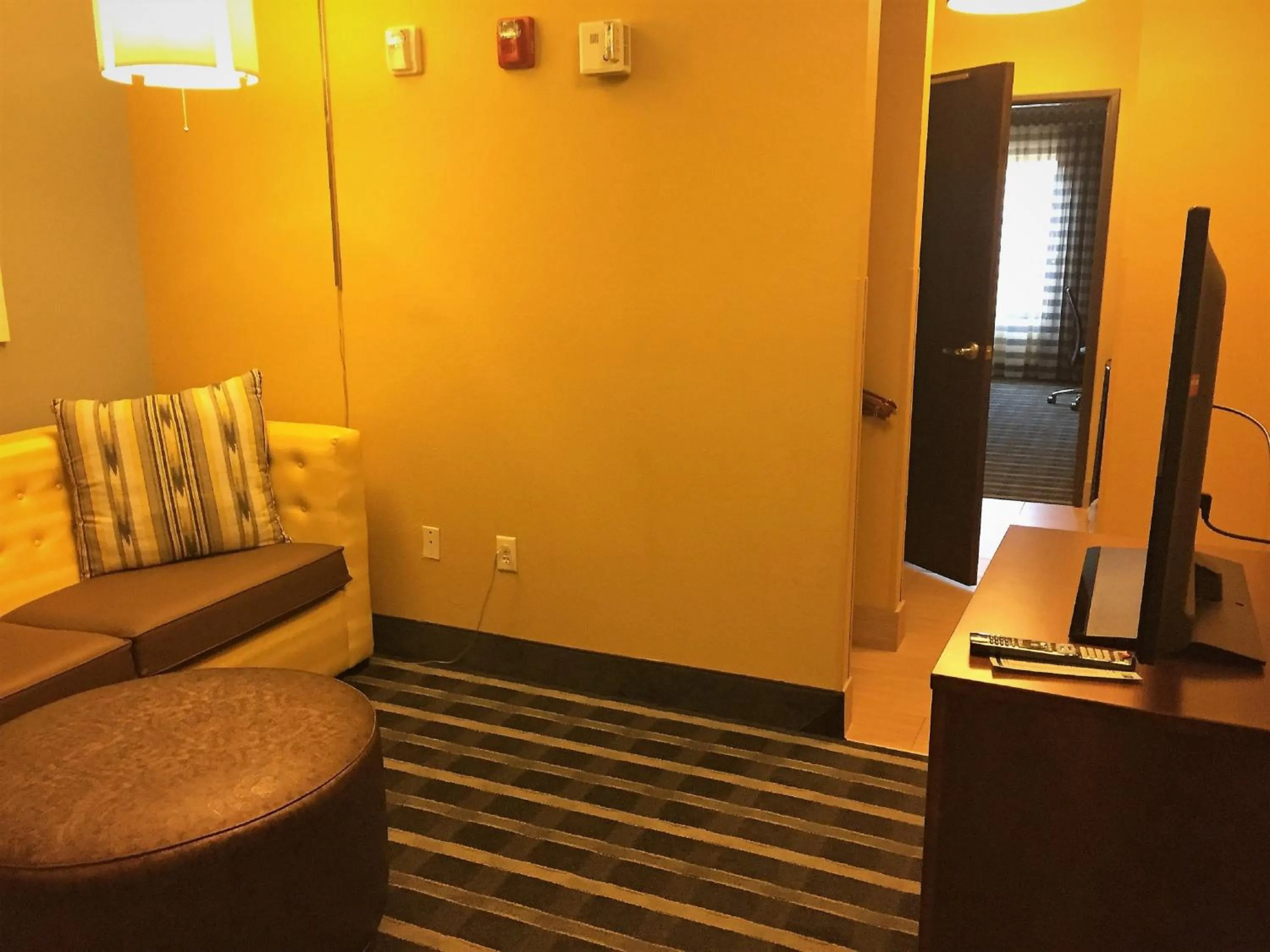 Photo of the whole room in Holiday Inn Express & Suites Perry-National Fairground Area by IHG