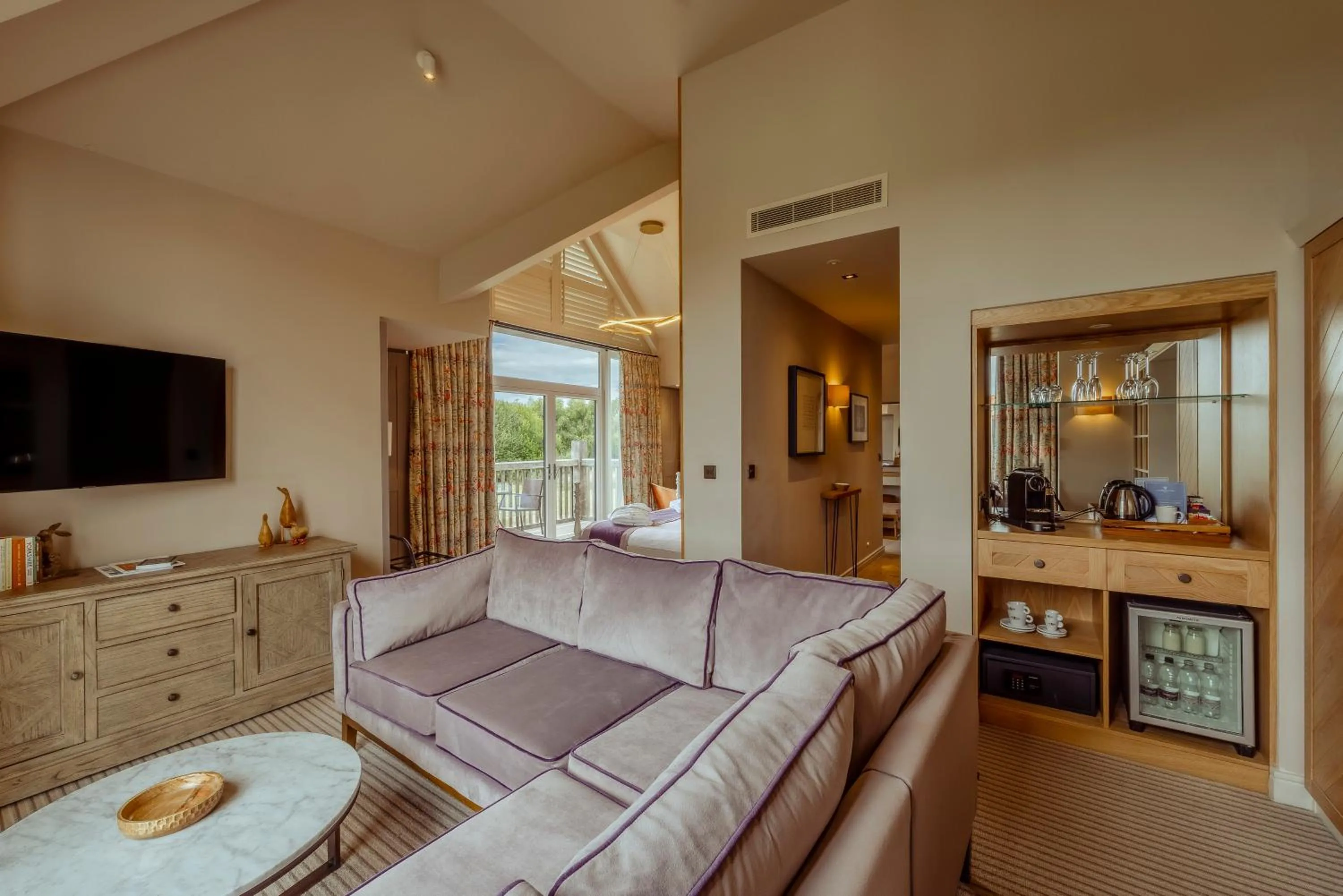 Seating area, Bed in Sandburn Hall