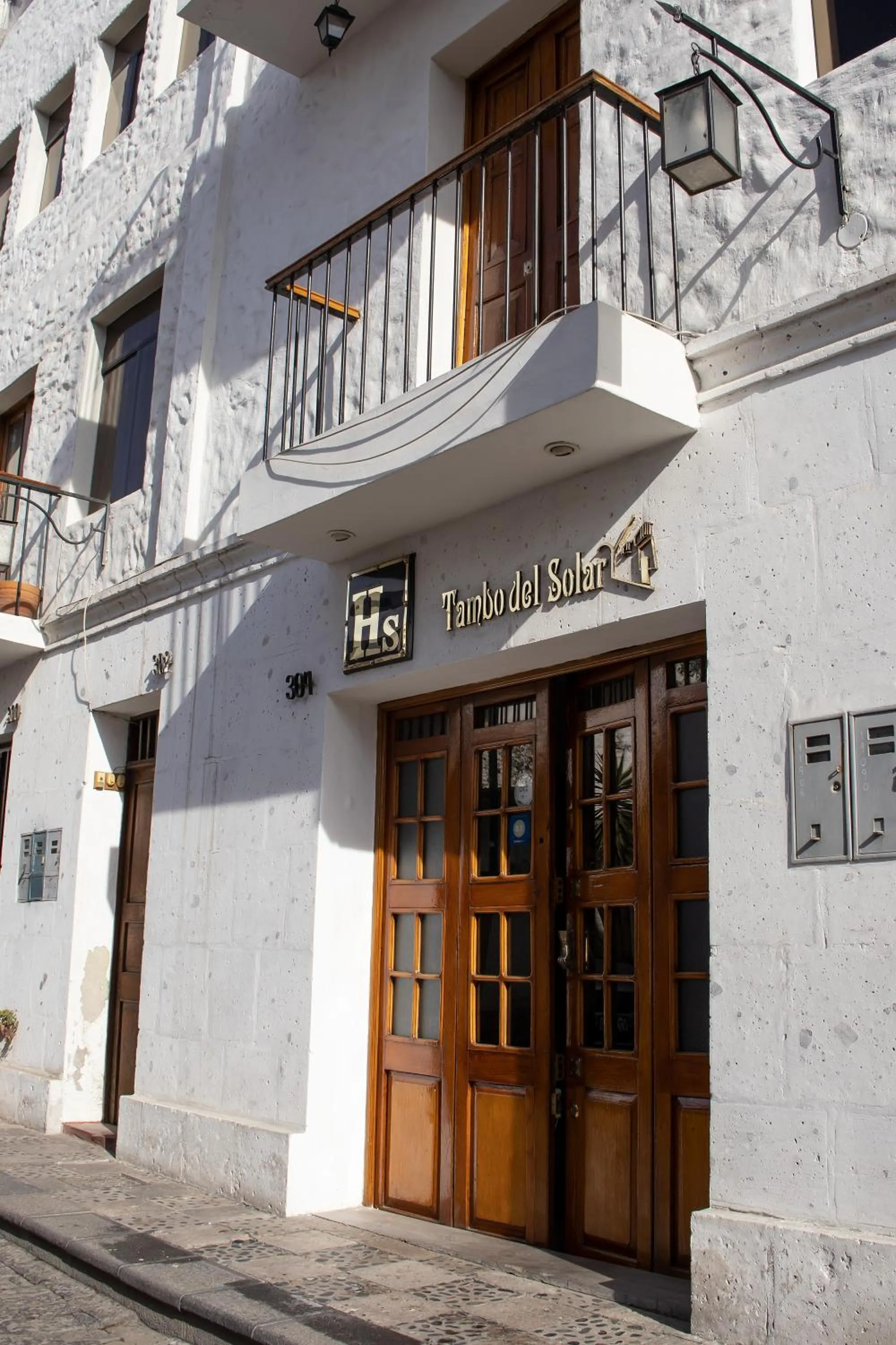 Facade/entrance in Tambo del Solar
