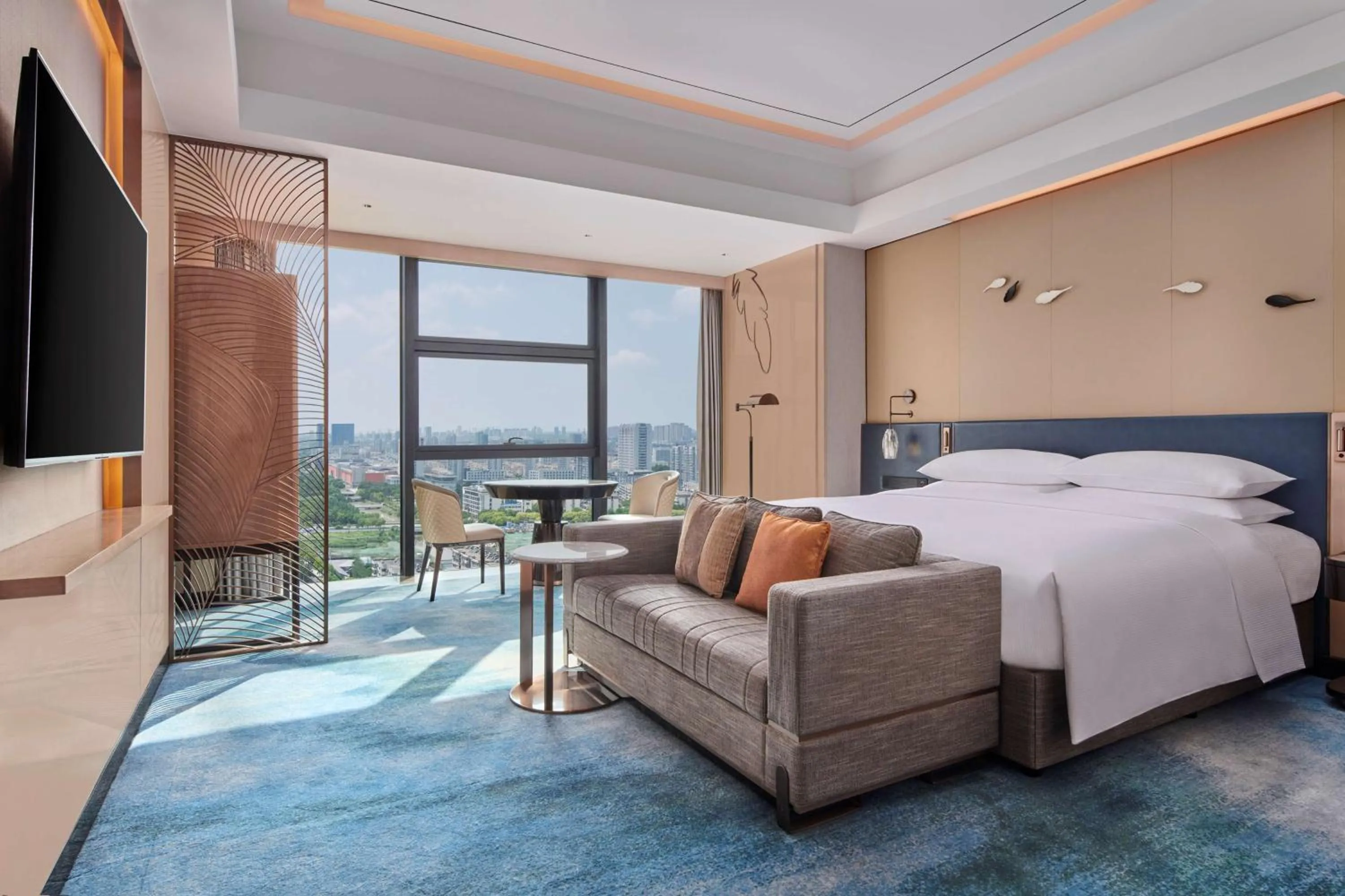 Seating area, Bed in Hilton Yancheng