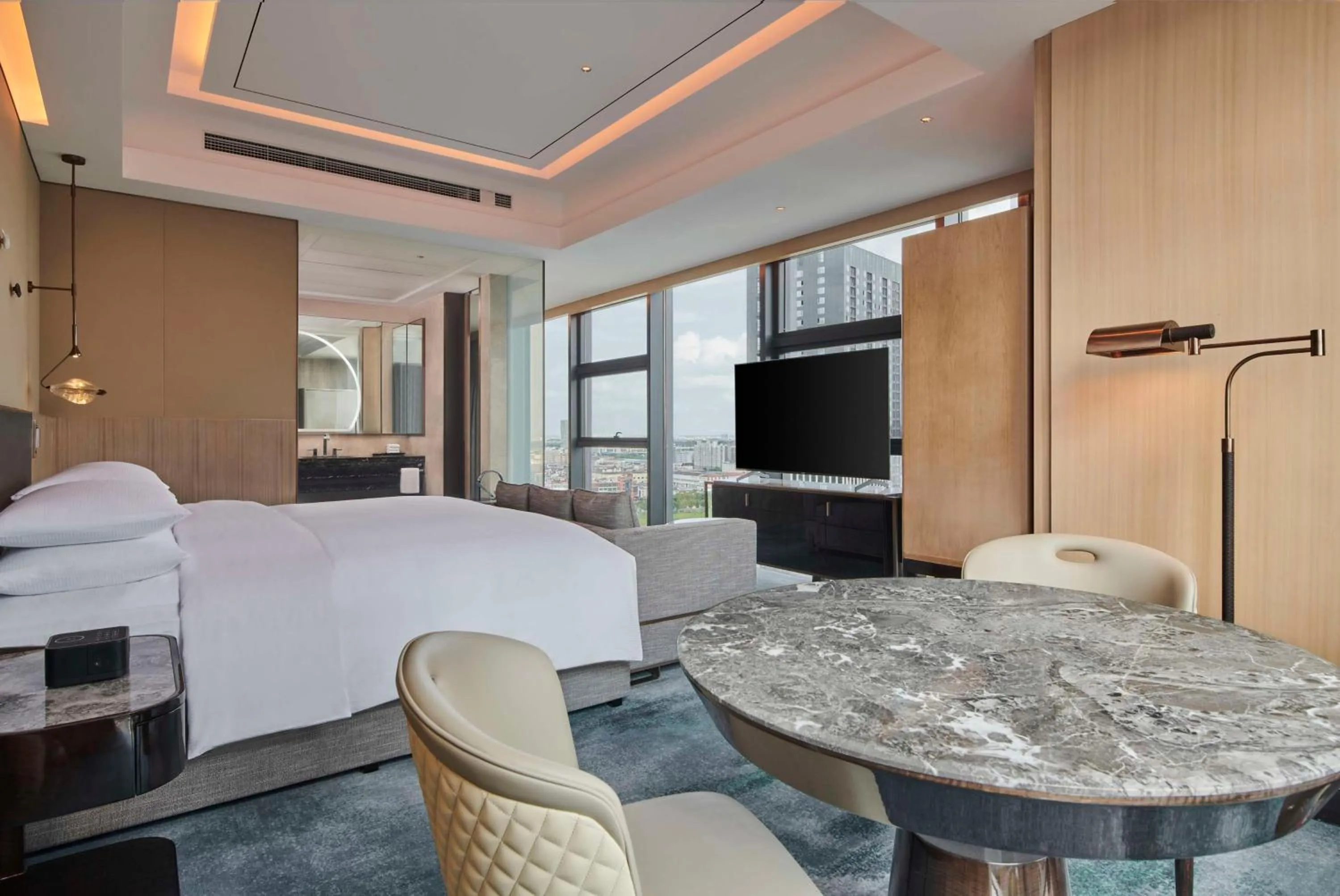 Seating area, Bed in Hilton Yancheng