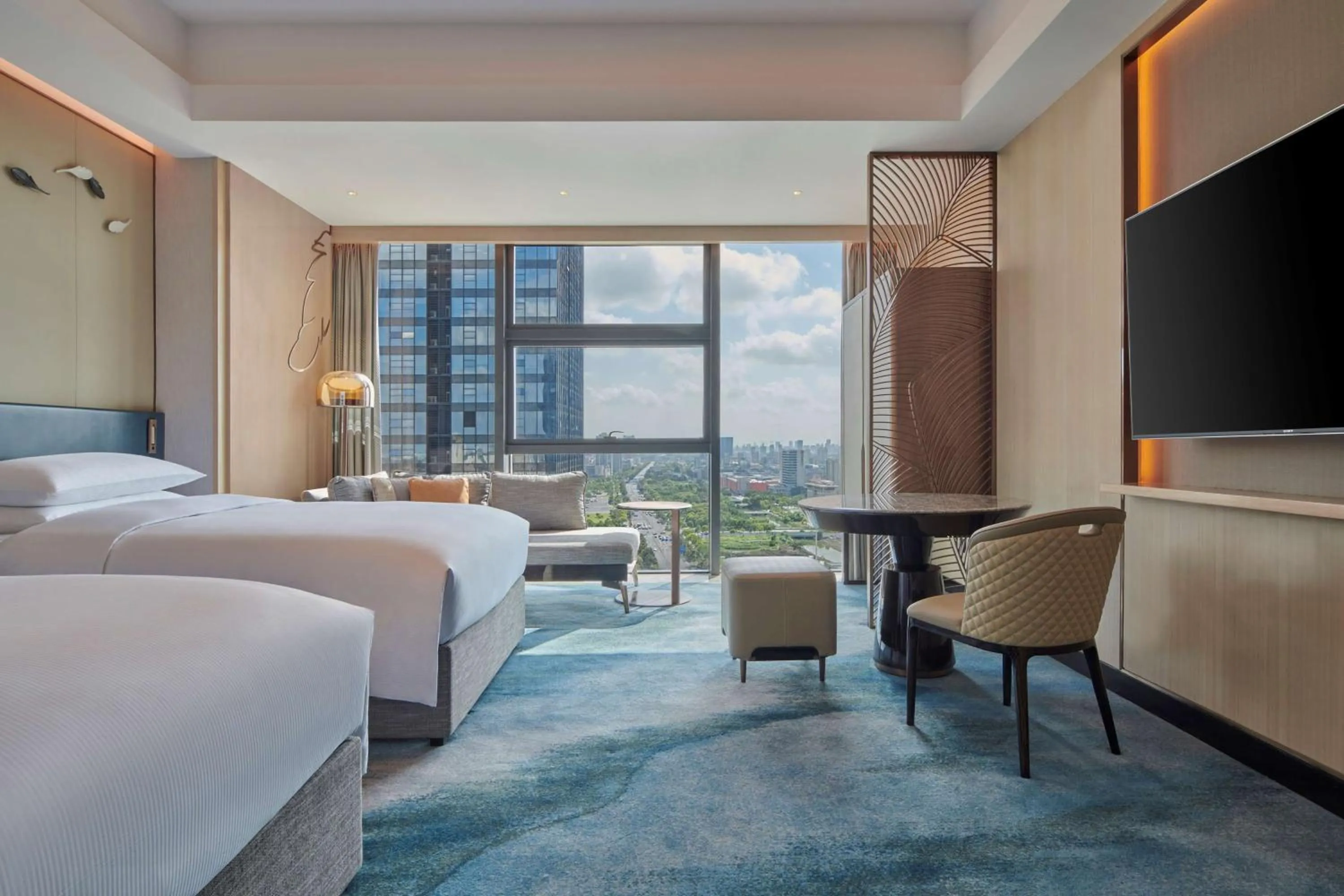 Seating area, Bed in Hilton Yancheng