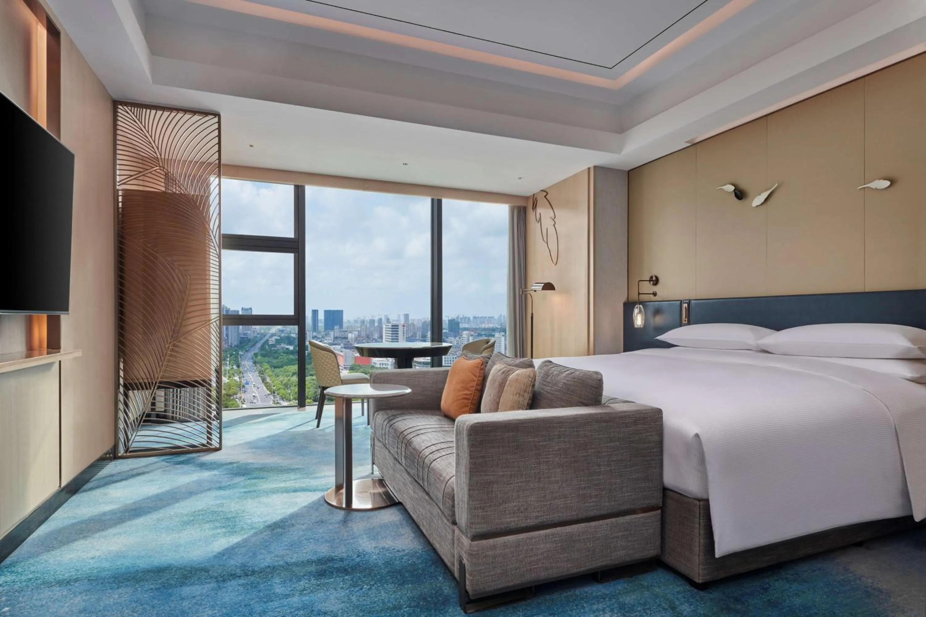 Seating area, Bed in Hilton Yancheng