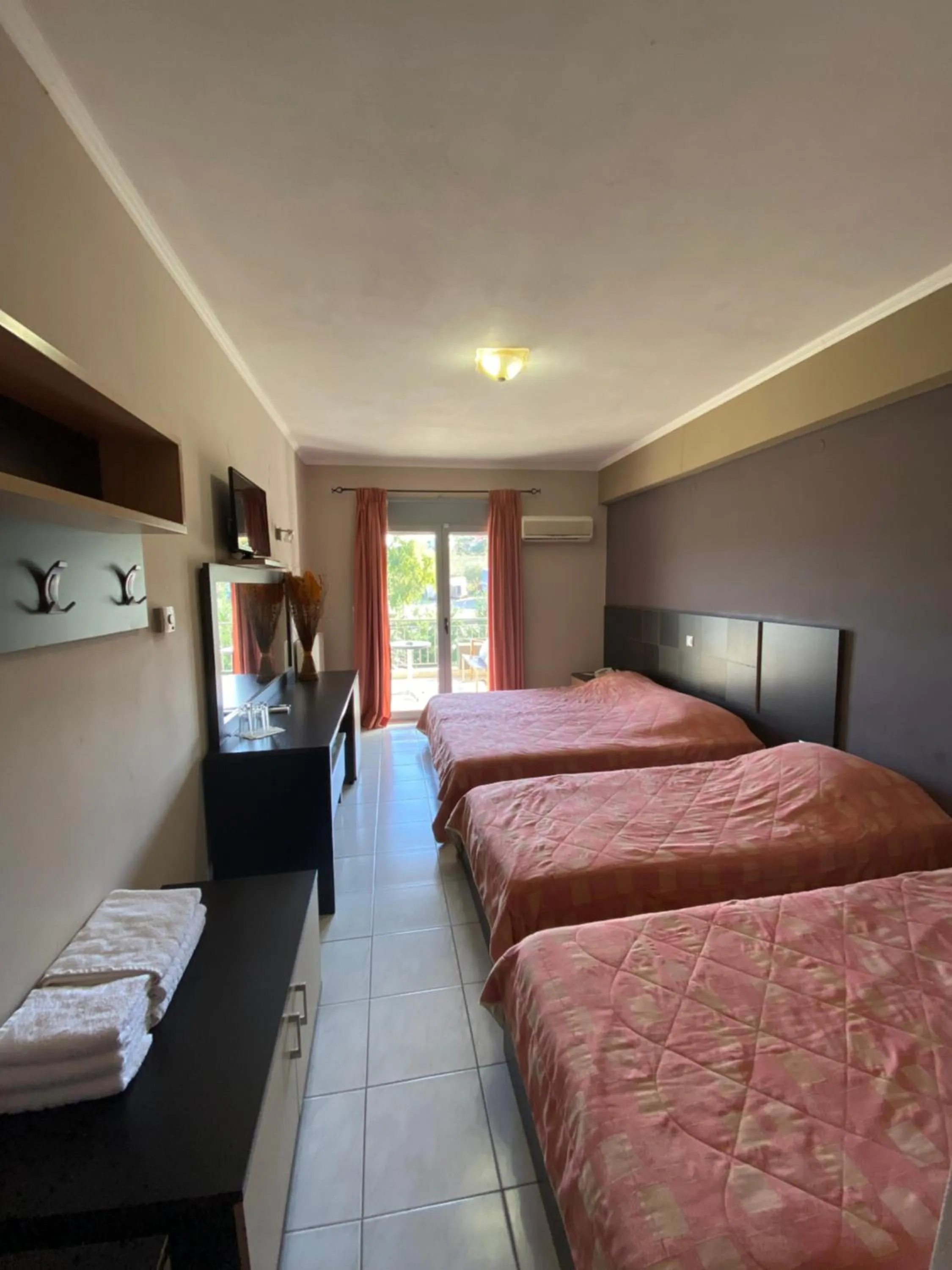 Photo of the whole room, Bed in sozos inn hotel vonitsa