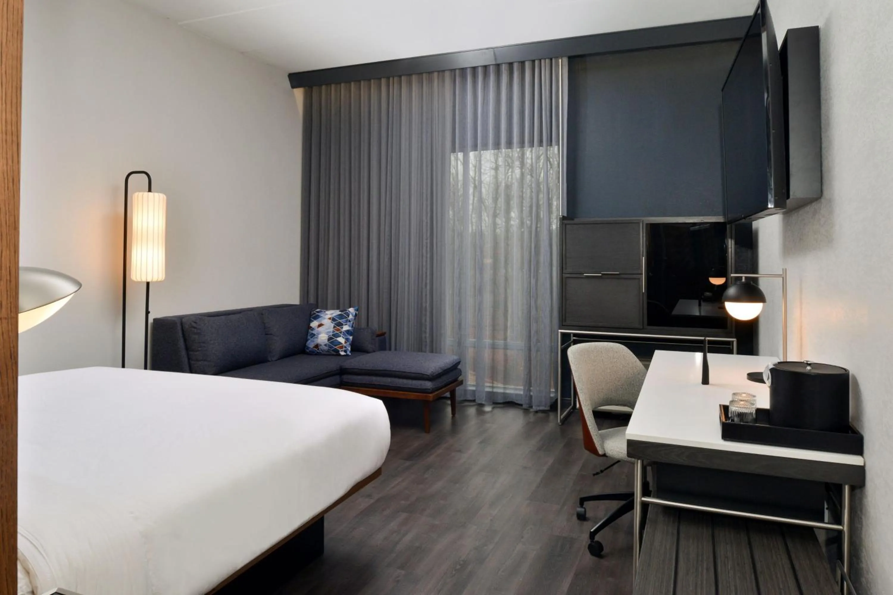 Photo of the whole room, Bed in Courtyard by Marriott Raleigh Cary Crossroads