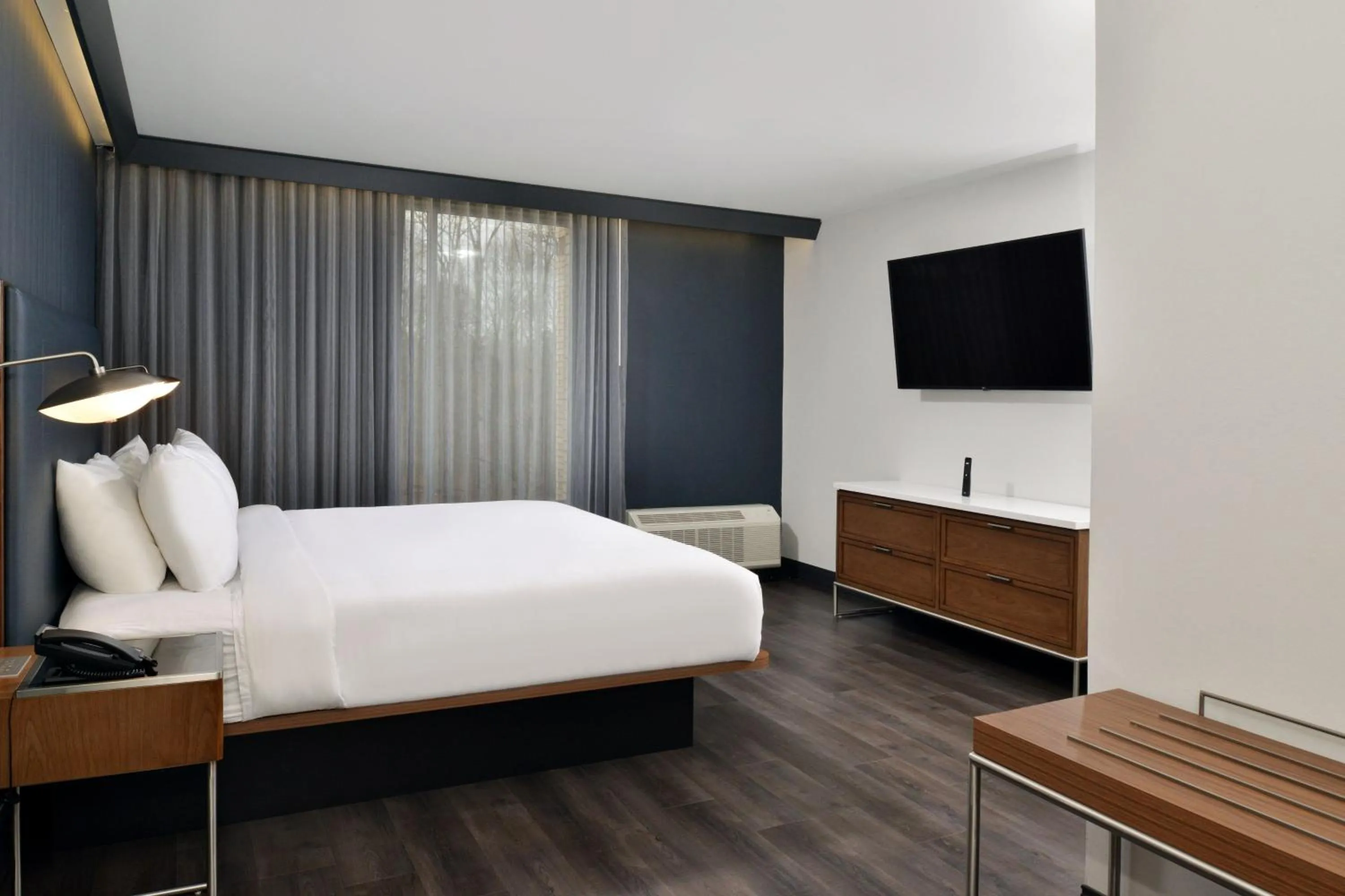 Photo of the whole room, Bed in Courtyard by Marriott Raleigh Cary Crossroads