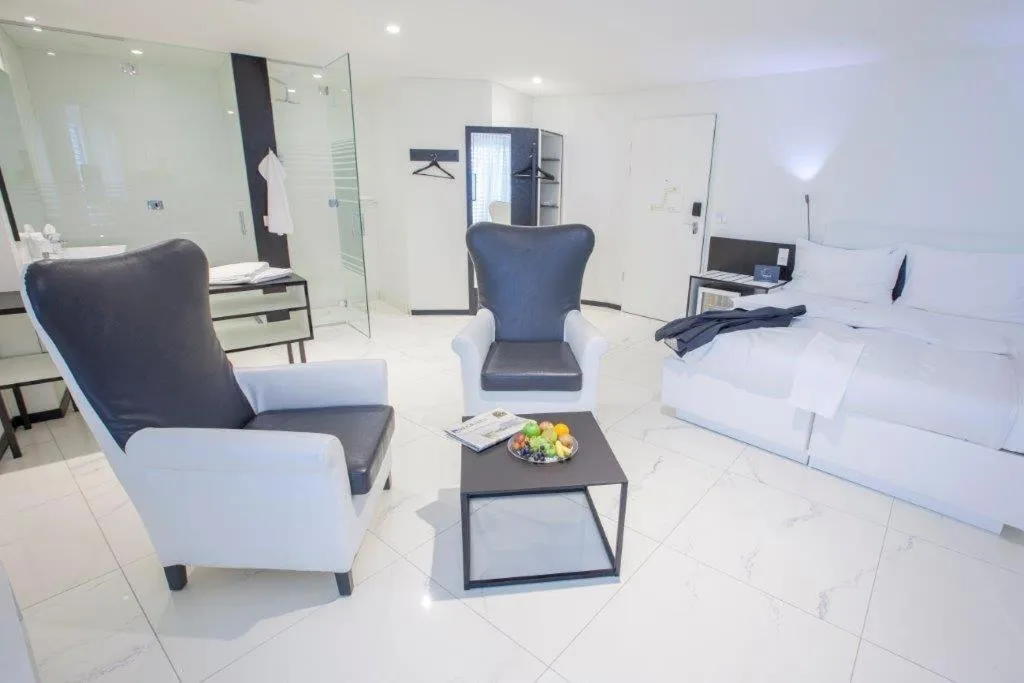 Photo of the whole room, Bed in Boutiquehotel Thessoni Classic & Self service Residence Home Zürich