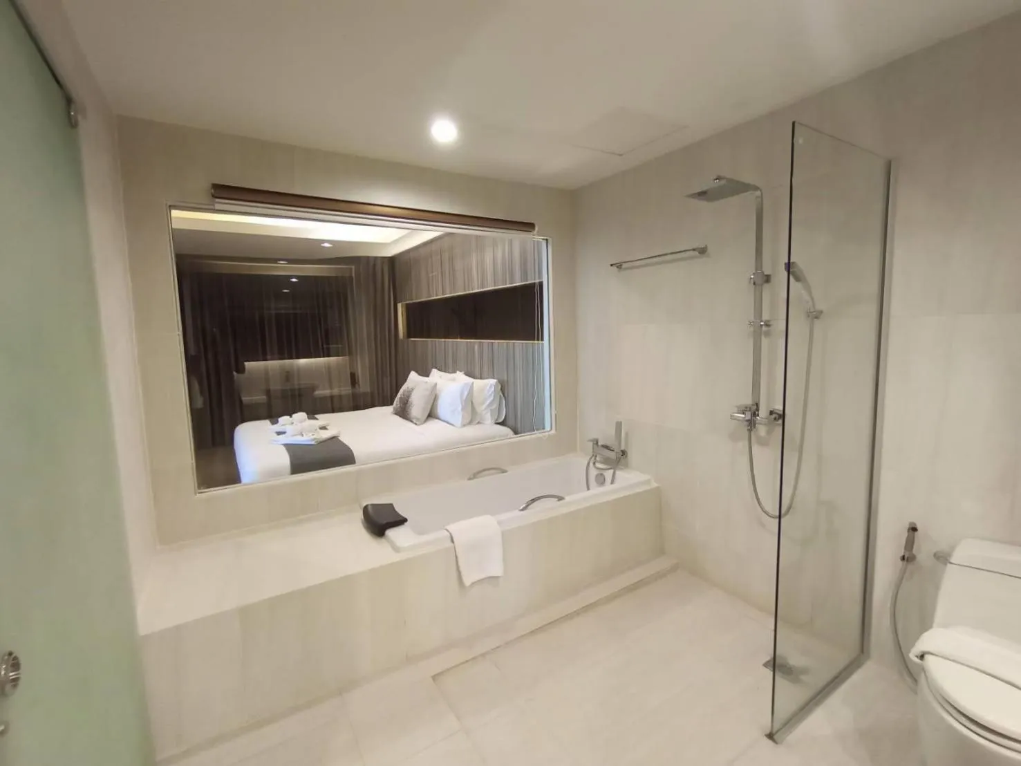Toilet, Bed in Hermann Hotel Pattaya - SHA Extra Plus