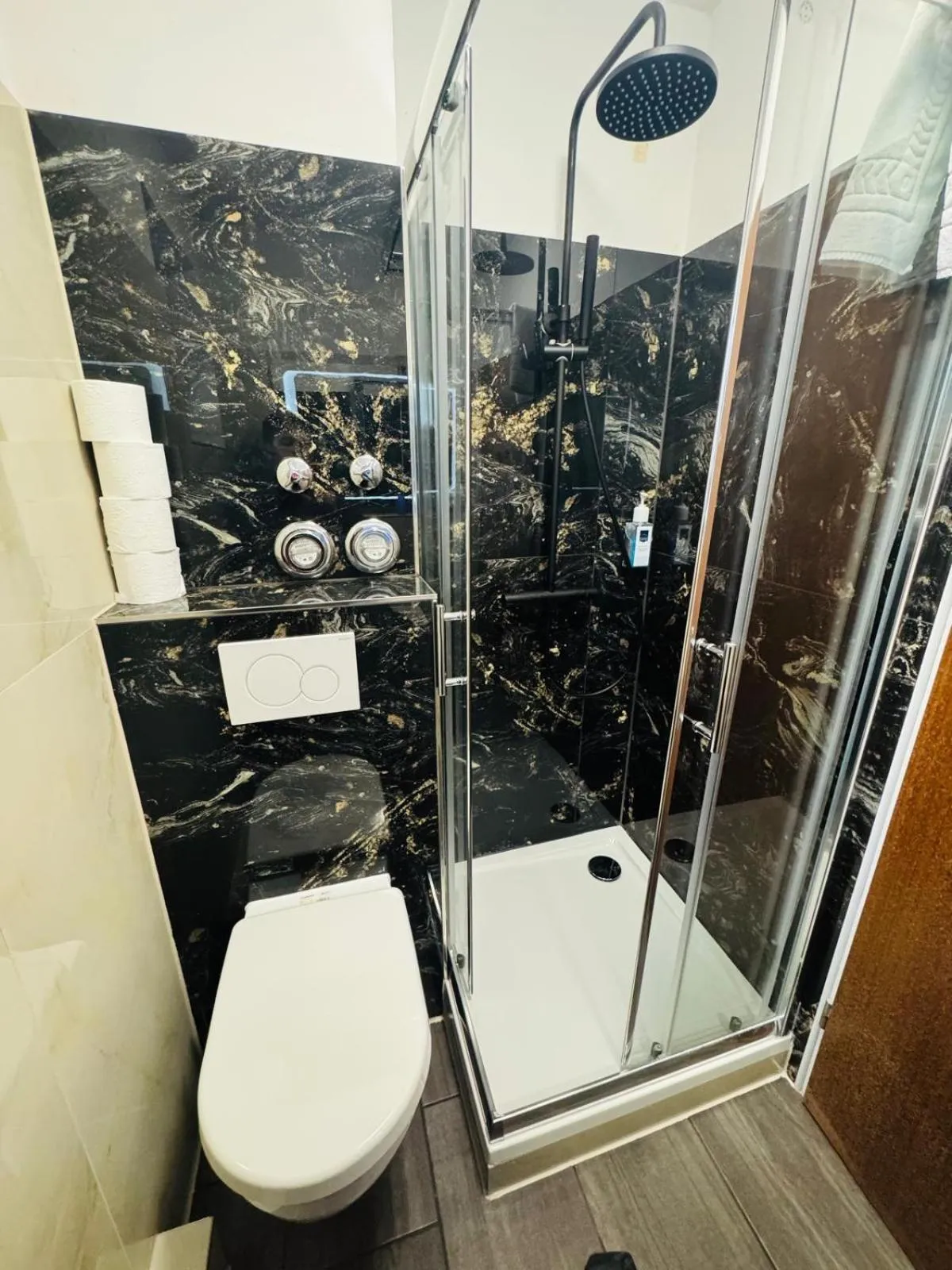 Shower in Hotel Diamant