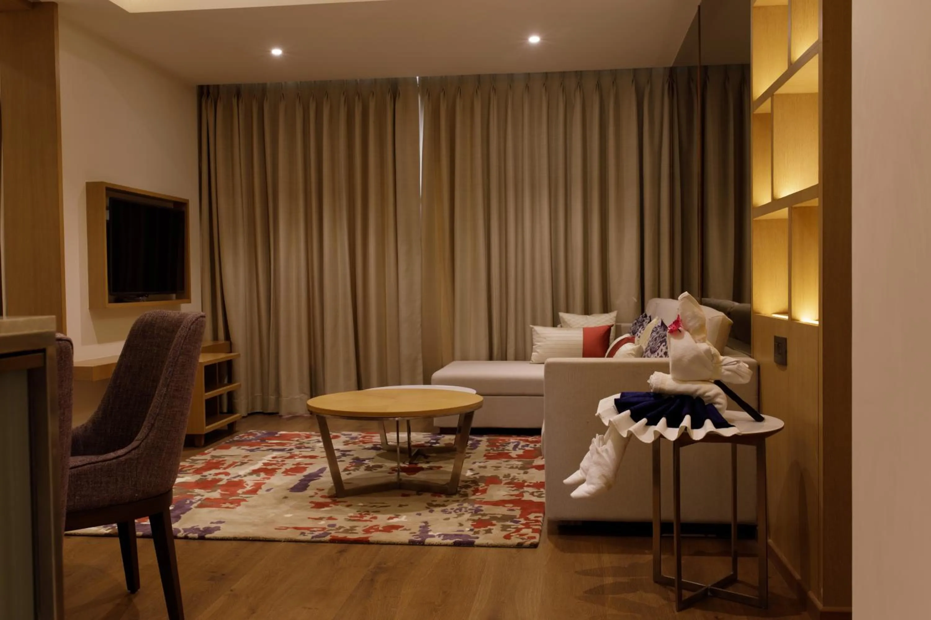 Living room, Bed in Sayaji Jamnagar