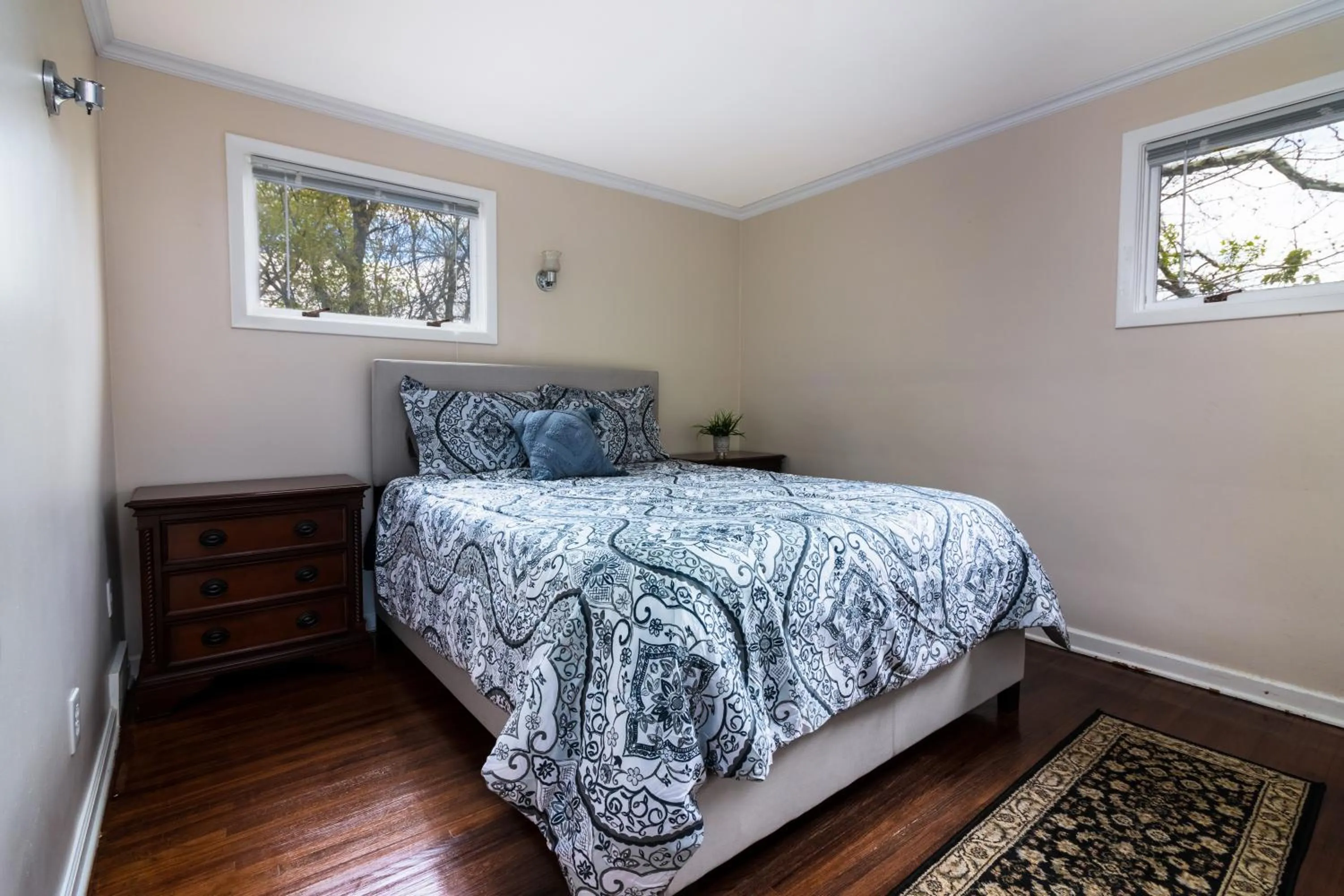 Bed in The Gorge View Villa- With Private Yard & Free Parking-see full listing info