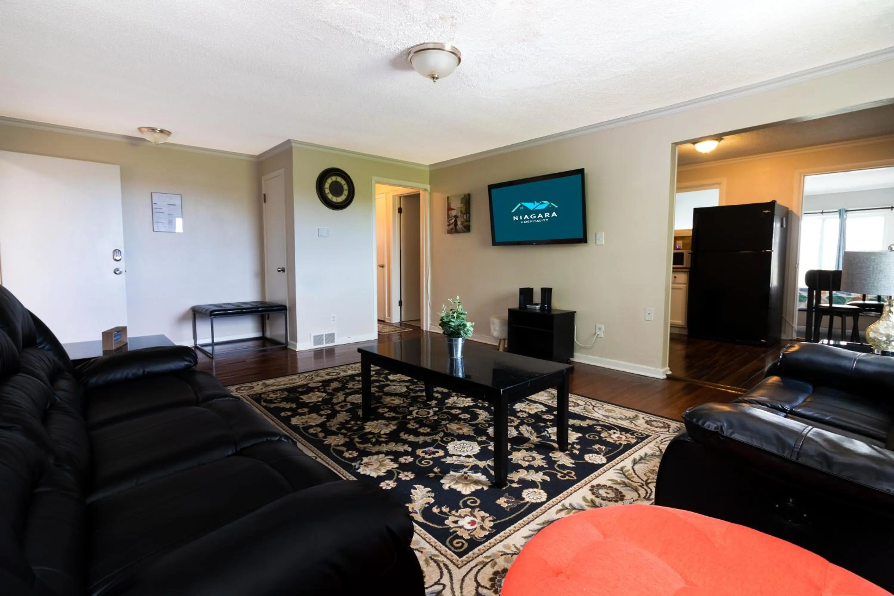 The Gorge View Villa- With Private Yard & Free Parking-see full listing info