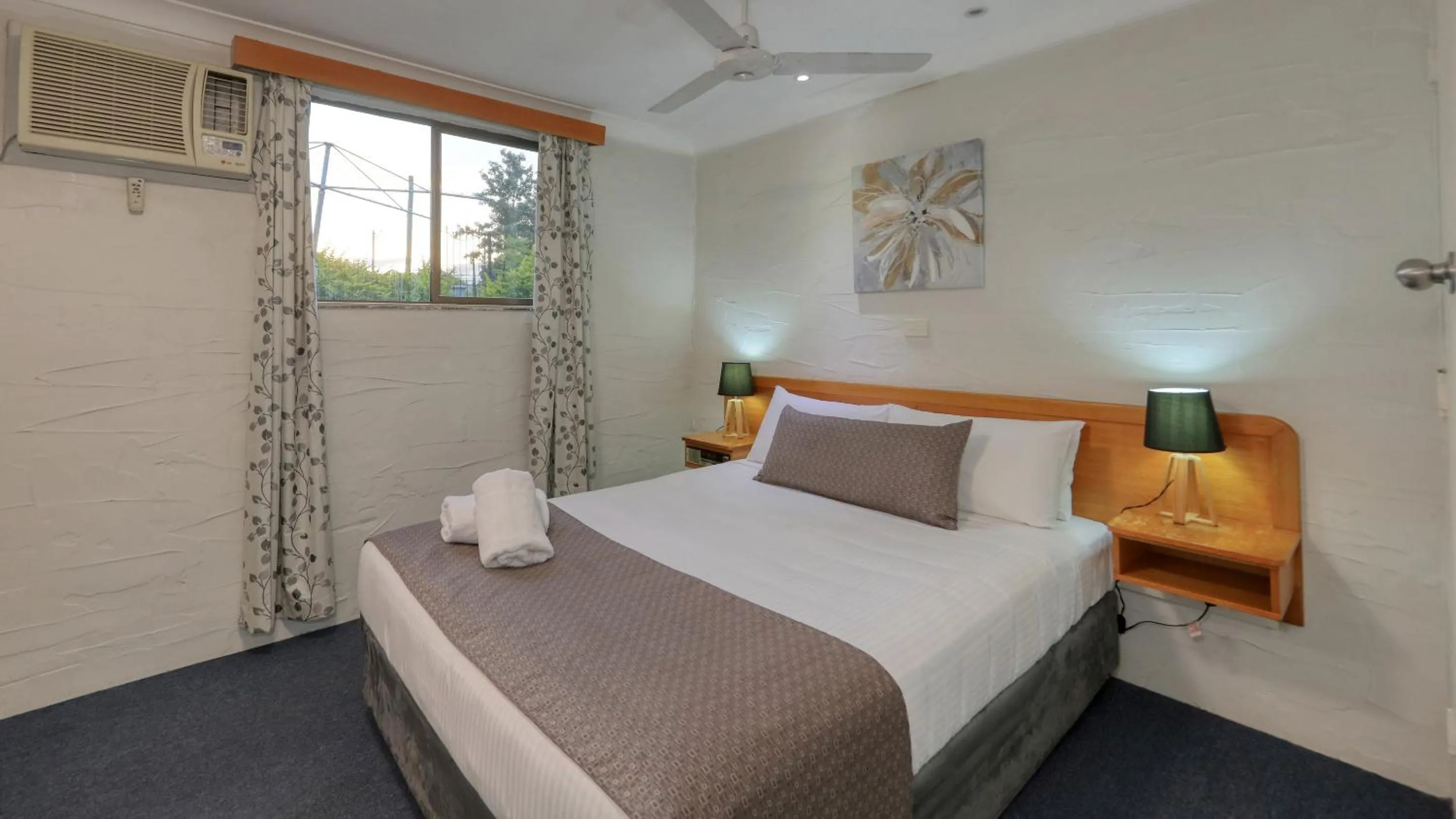 Bed in Grafton Lodge Motel