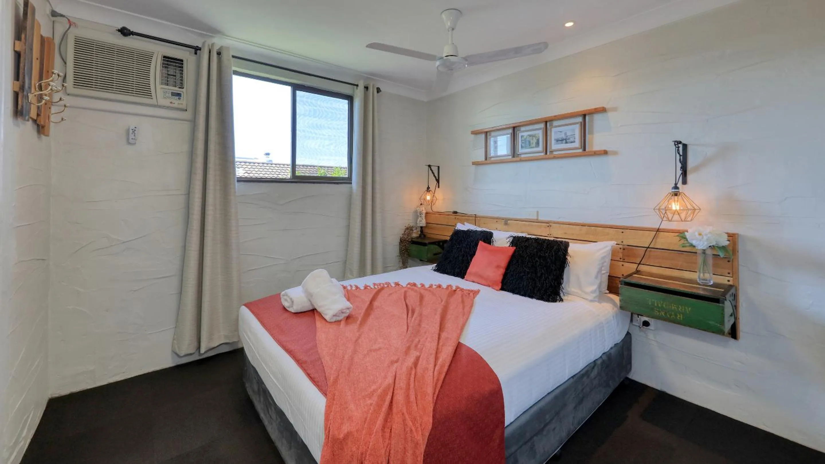 Bed in Grafton Lodge Motel