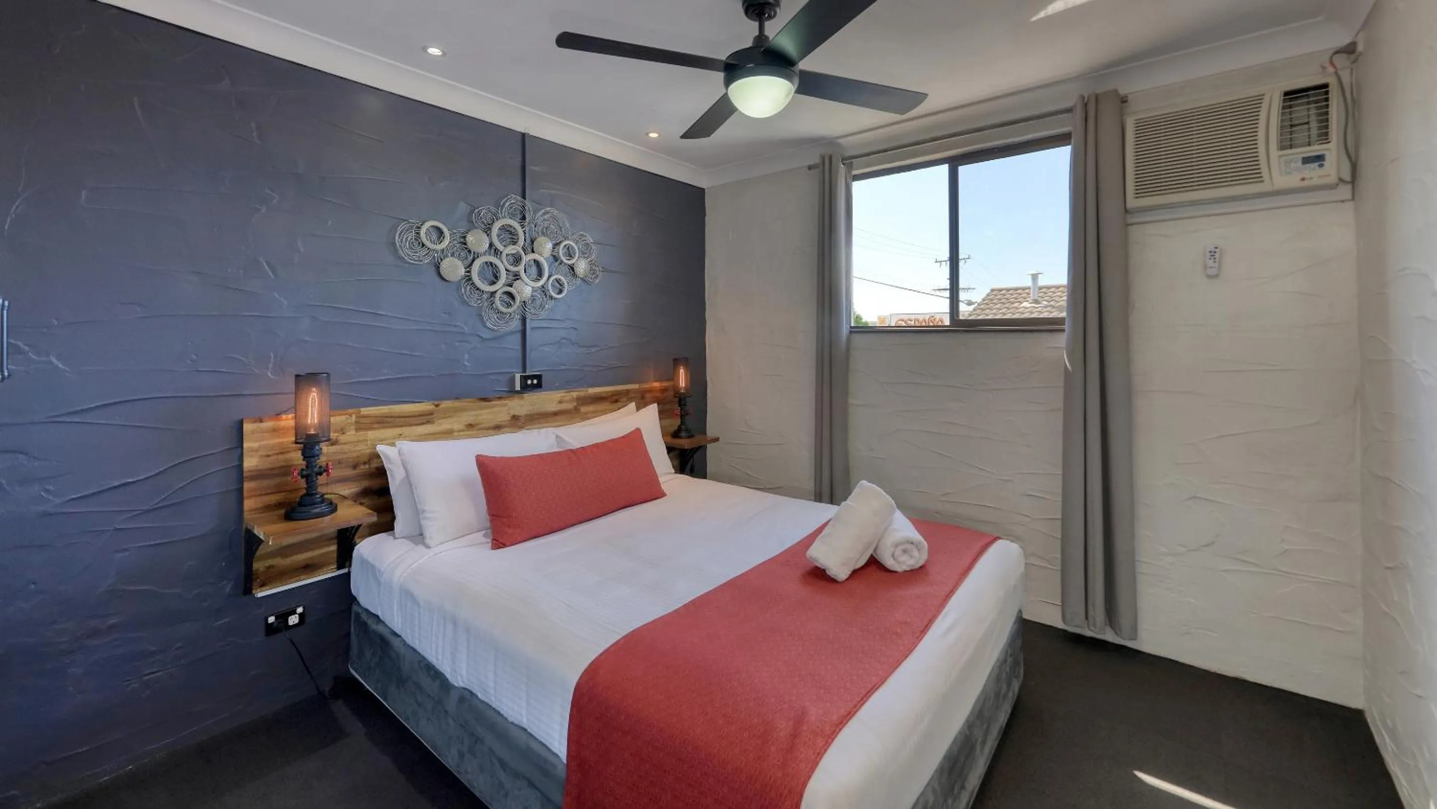 Bed in Grafton Lodge Motel