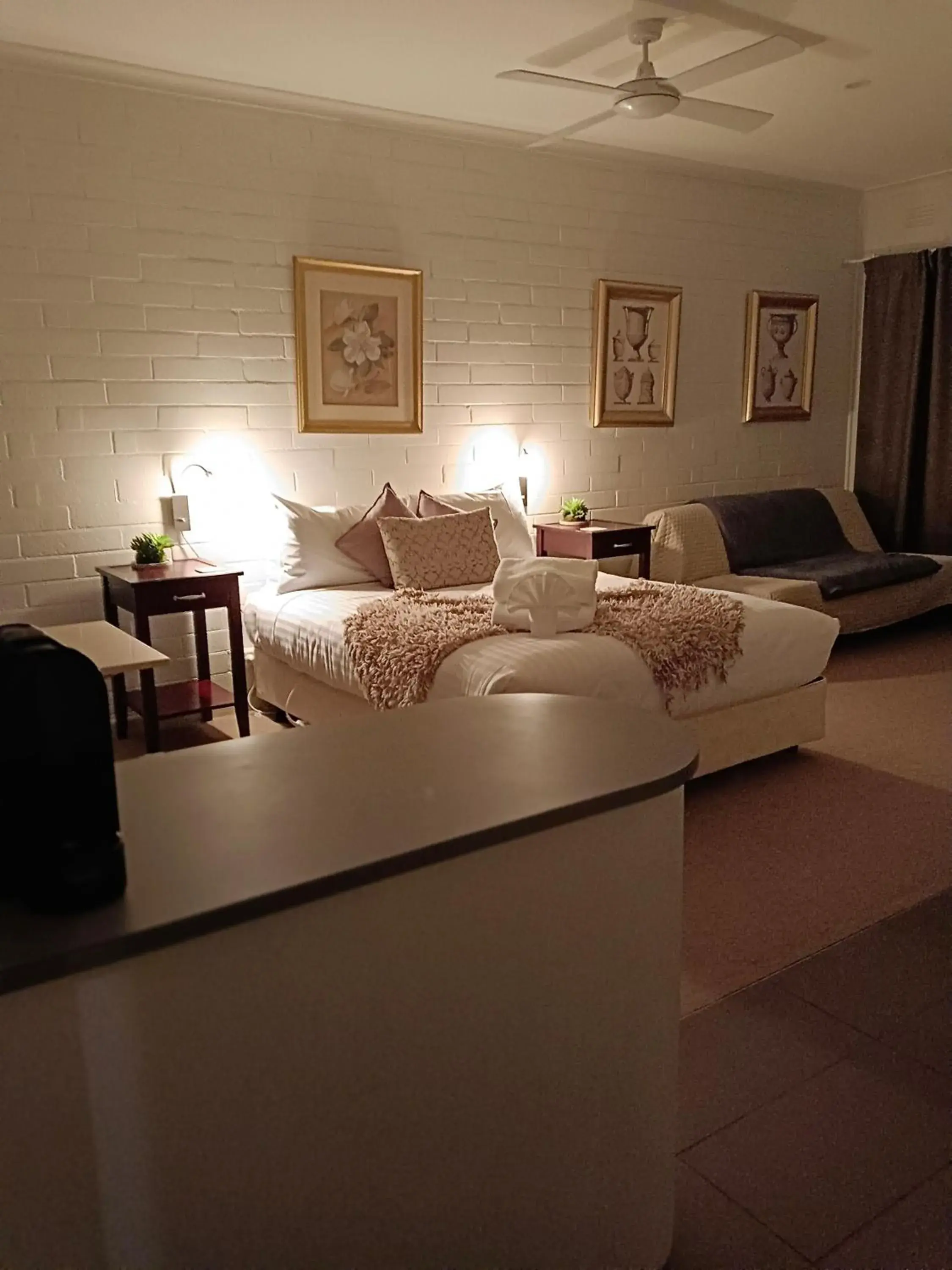 Deluxe Queen Room in Buffalo Motel and Country Retreat Deluxe Queen Room in Buffalo Motel and Country Retreat